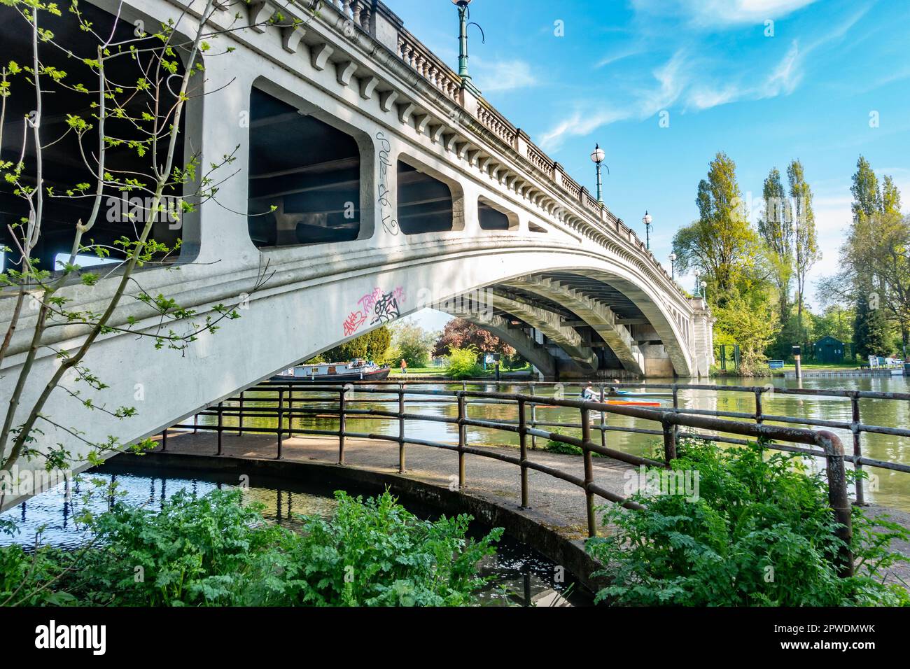 Reading Bridge è un ponte stradale che attraversa il Tamigi e si unisce a Caversham con il centro di Reading, visto qui su un regno primaverile con cielo blu. Foto Stock