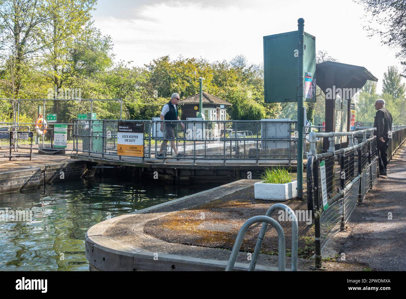 Acqua trattenuta da un cancello a Caversham Lock sul Tamigi a Reading, Berkshire, Regno Unito Foto Stock
