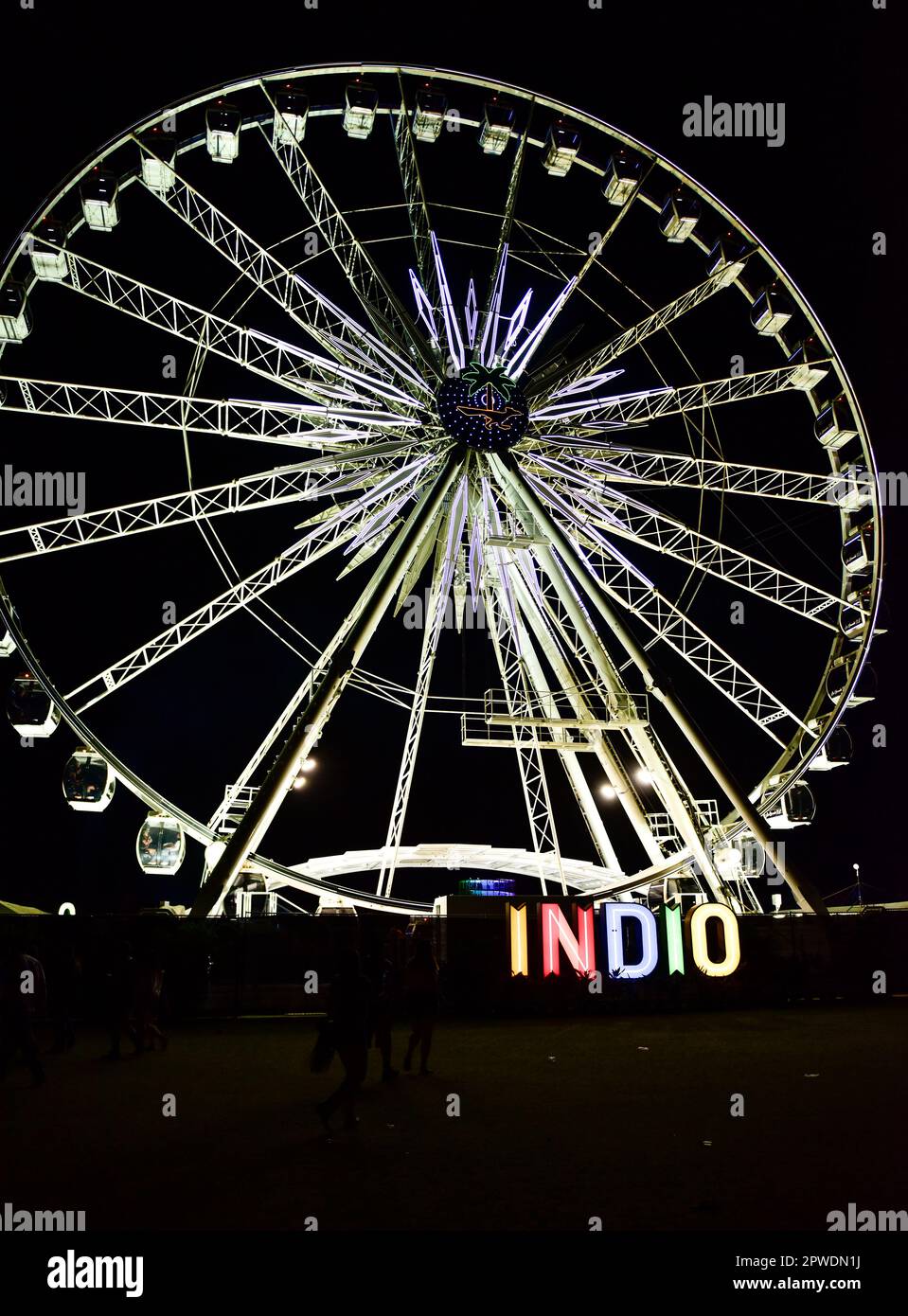 Indio, California, 29 aprile, 2023- ruota panoramica al festival di musica country Stagecoach. Photo Credit: Ken Howard/ Alamy Live News Foto Stock