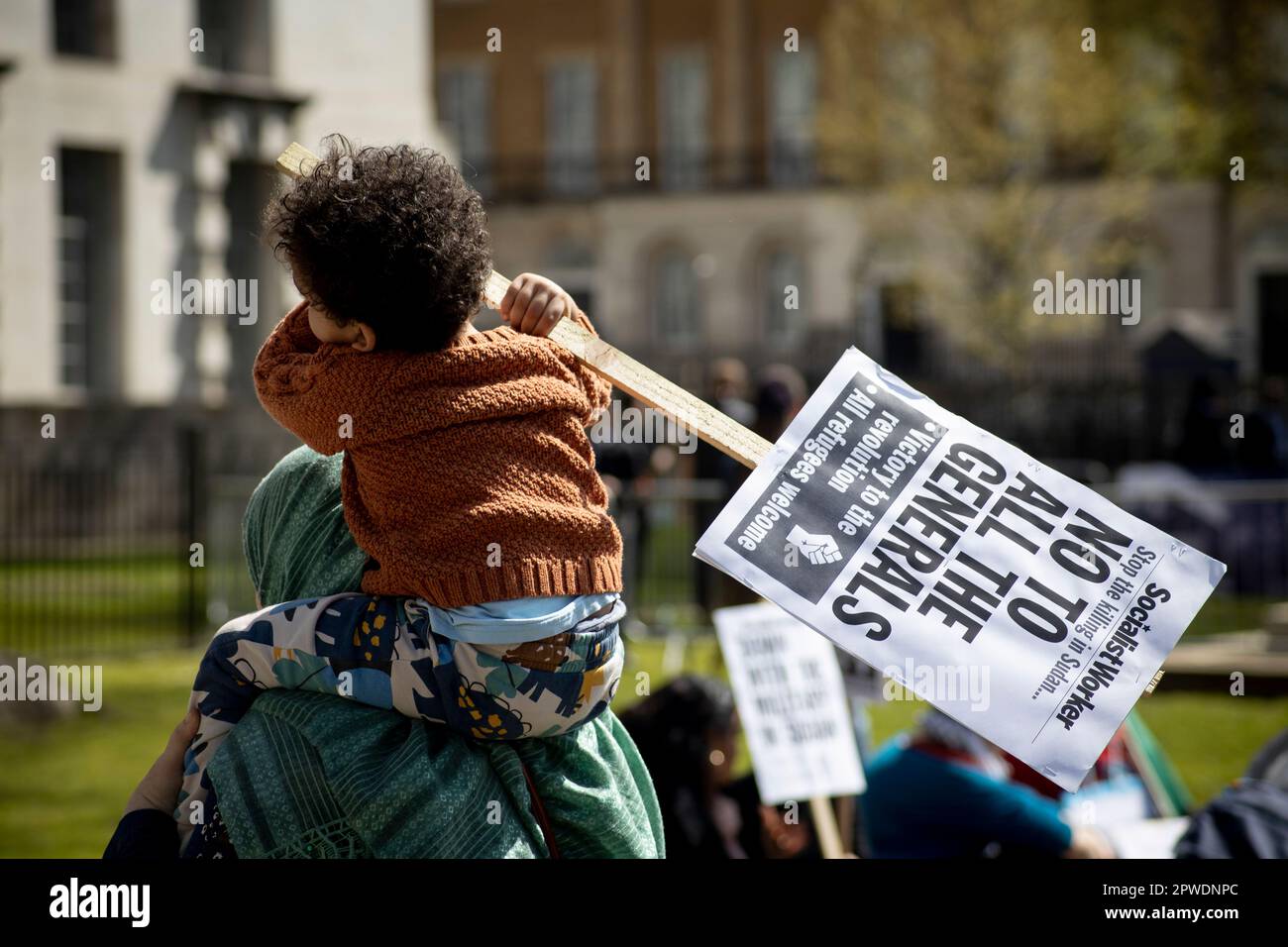 Le proteste del movimento rivoluzionario sudanese chiedono la cessazione della guerra a Khartoum e il genocidio nel Darfur, nonché la fine della c civile Foto Stock