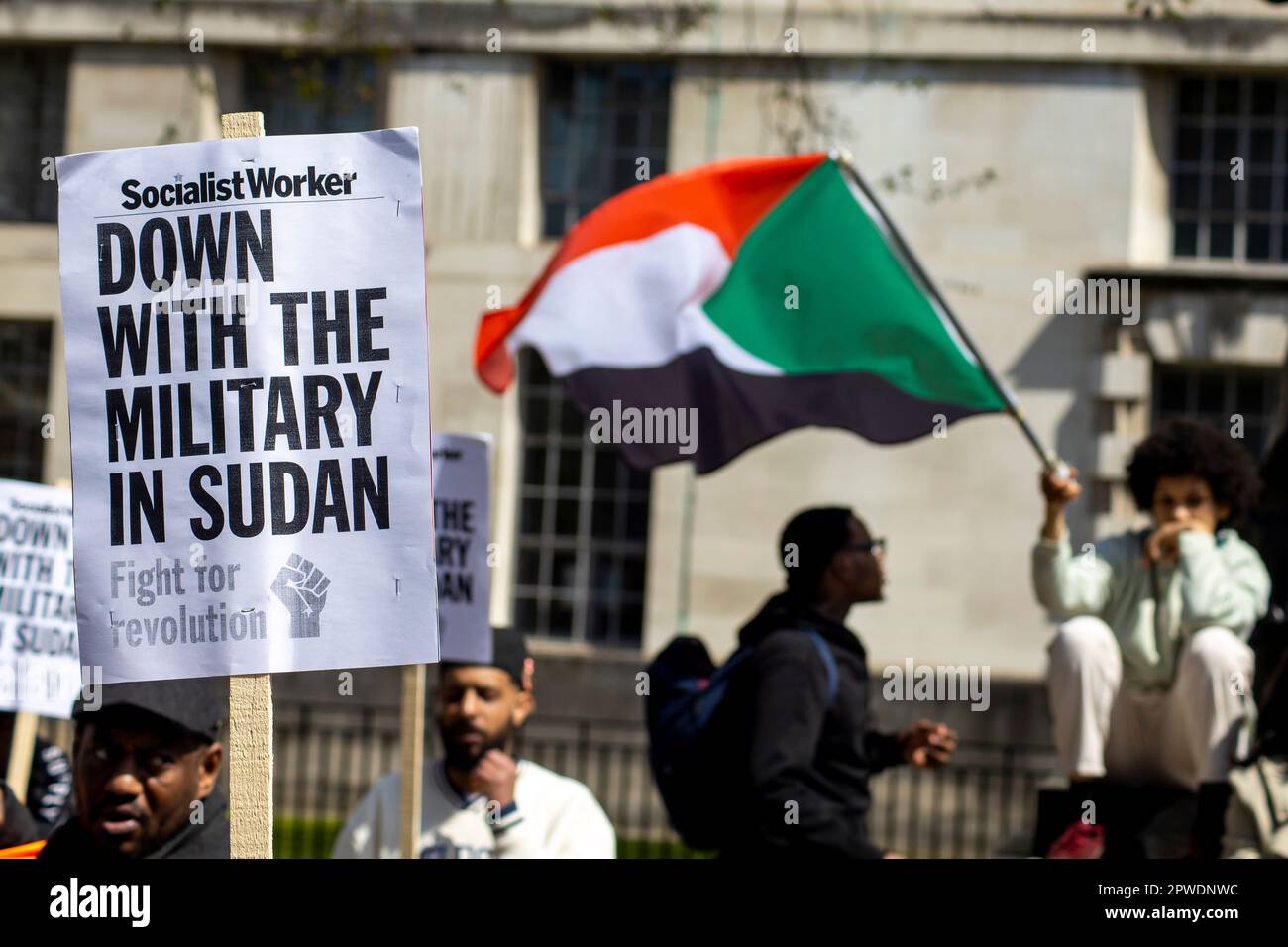 Le proteste del movimento rivoluzionario sudanese chiedono la cessazione della guerra a Khartoum e il genocidio nel Darfur, nonché la fine della c civile Foto Stock