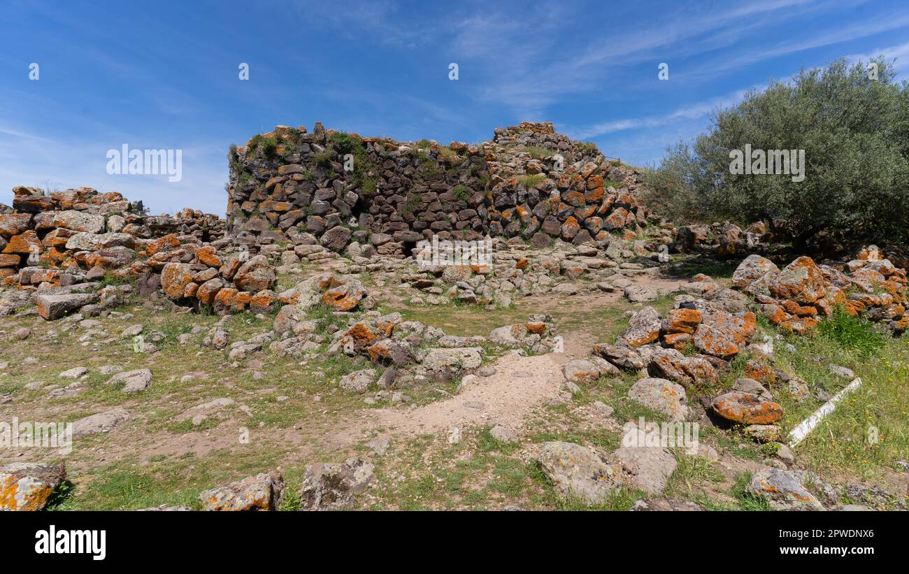 Nuraghe Arrubiù , il monumento nuragico Rosso Gigante con 5 torri nel comune di Orroli nel centro della Sardegna Foto Stock