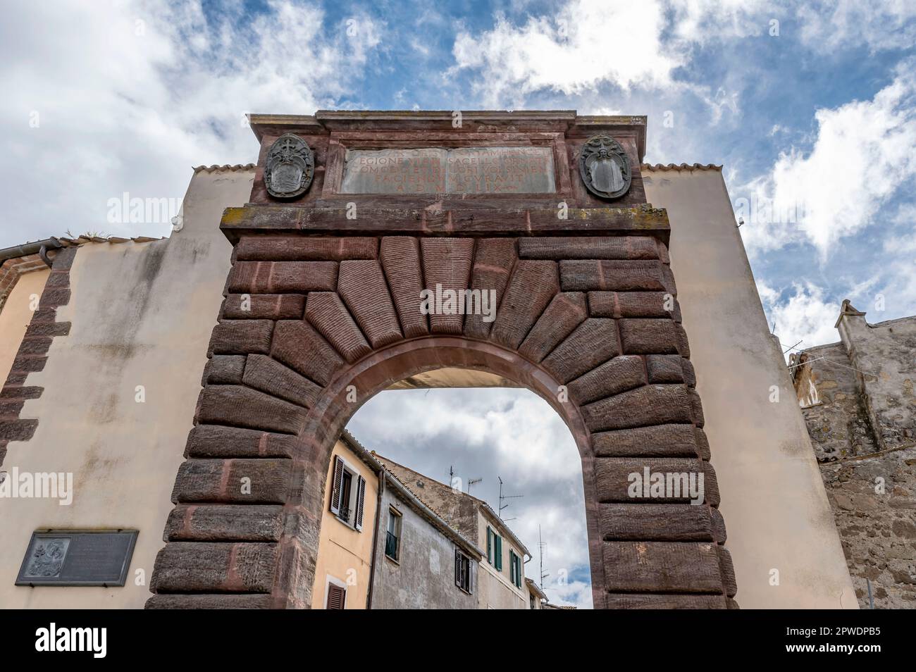 Accesso al centro storico di Bolsena, Italia, dalla porta fiorentina Foto Stock