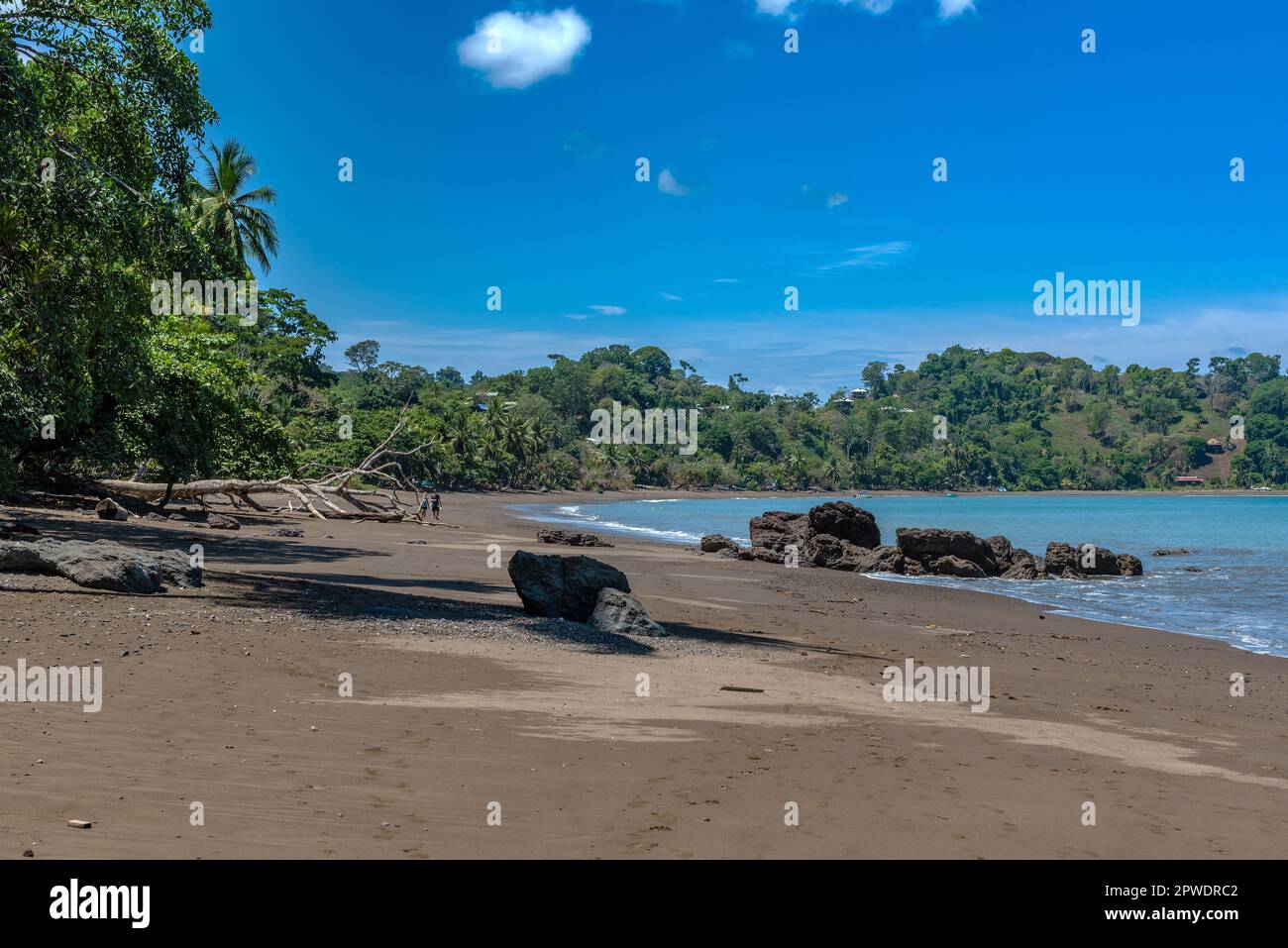 Spiaggia di sabbia della piccola città di Drake Bay, Puntarenas, Costa Rica Foto Stock