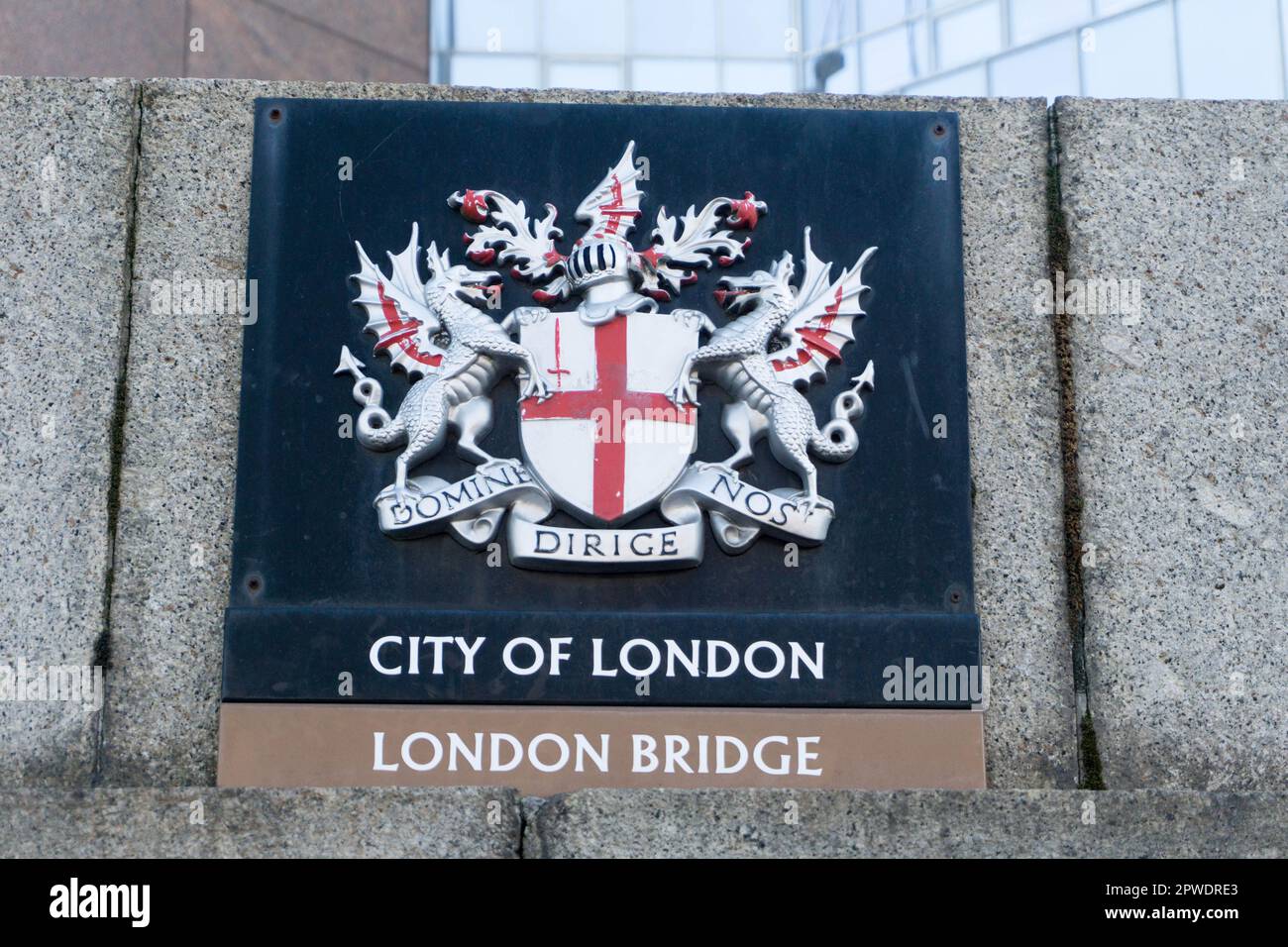 Una targa che mostra lo stemma della City of London che segna un confine della città a sud di London Bridge, Londra UK Foto Stock