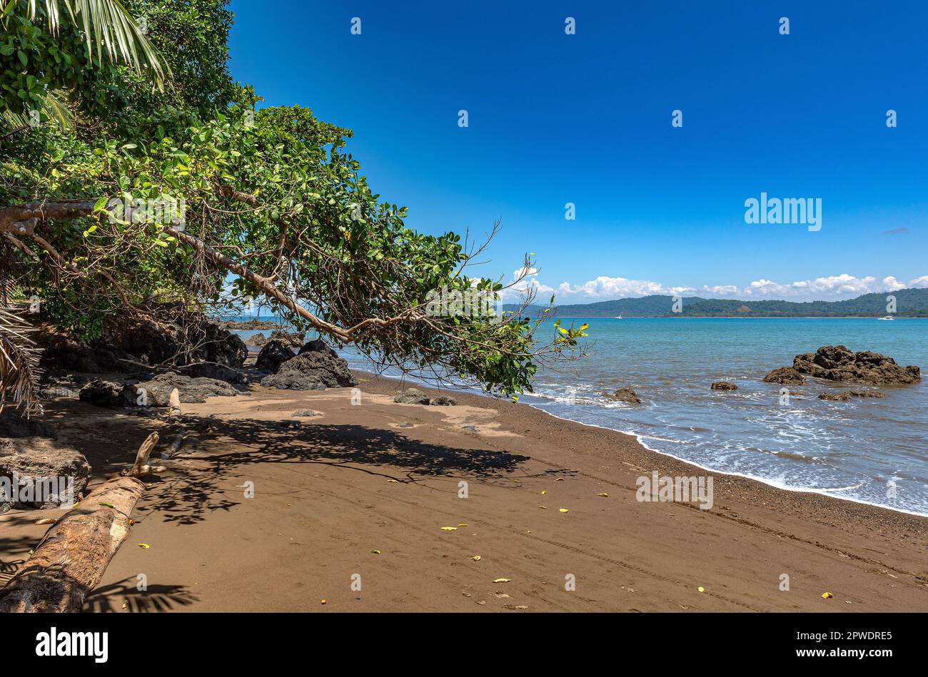 Spiaggia di sabbia della piccola città di Drake Bay, Puntarenas, Costa Rica Foto Stock