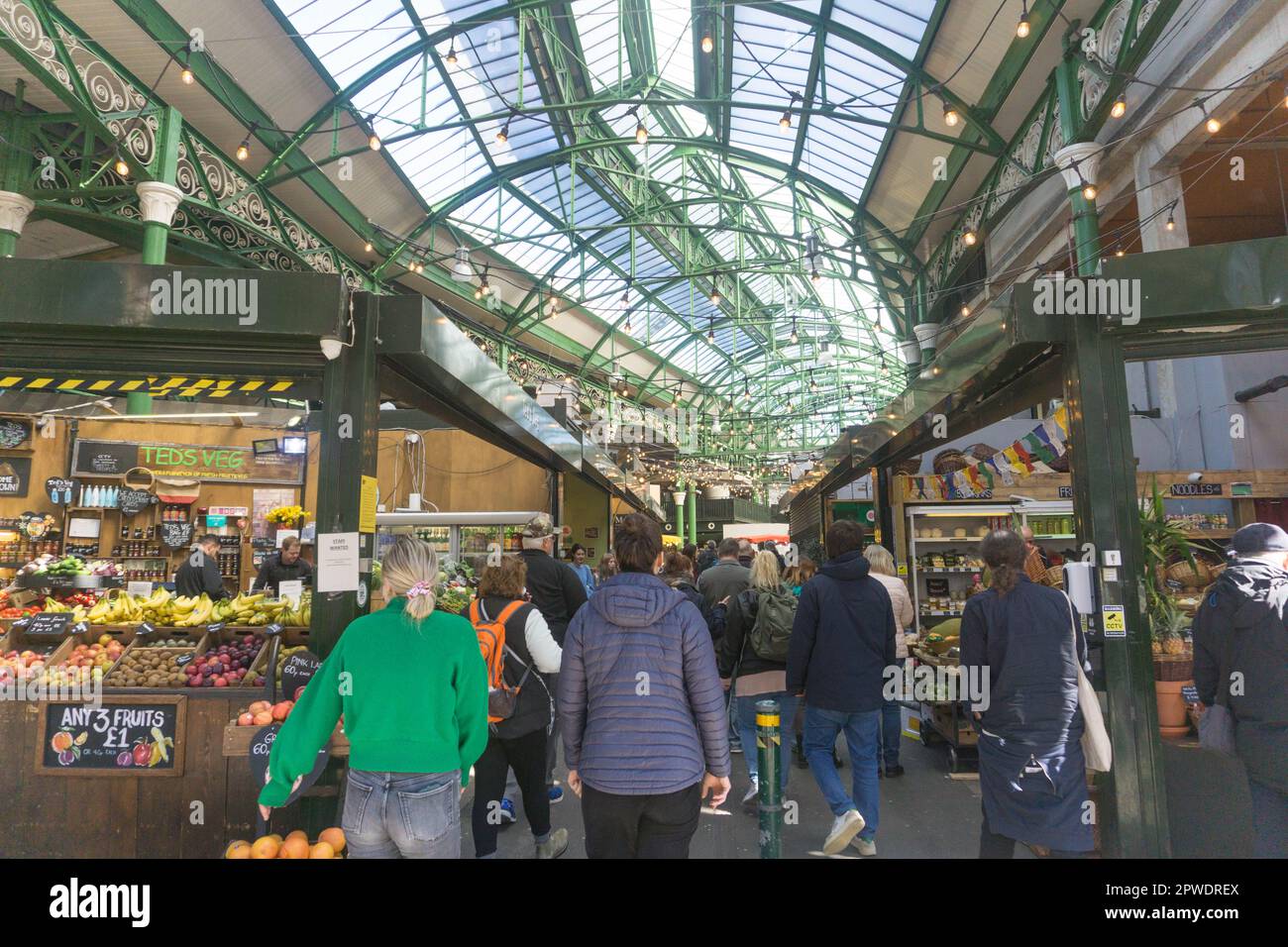 I negozi di alimentari espongono i loro prodotti freschi al Borough Market, Londra, Regno Unito Foto Stock