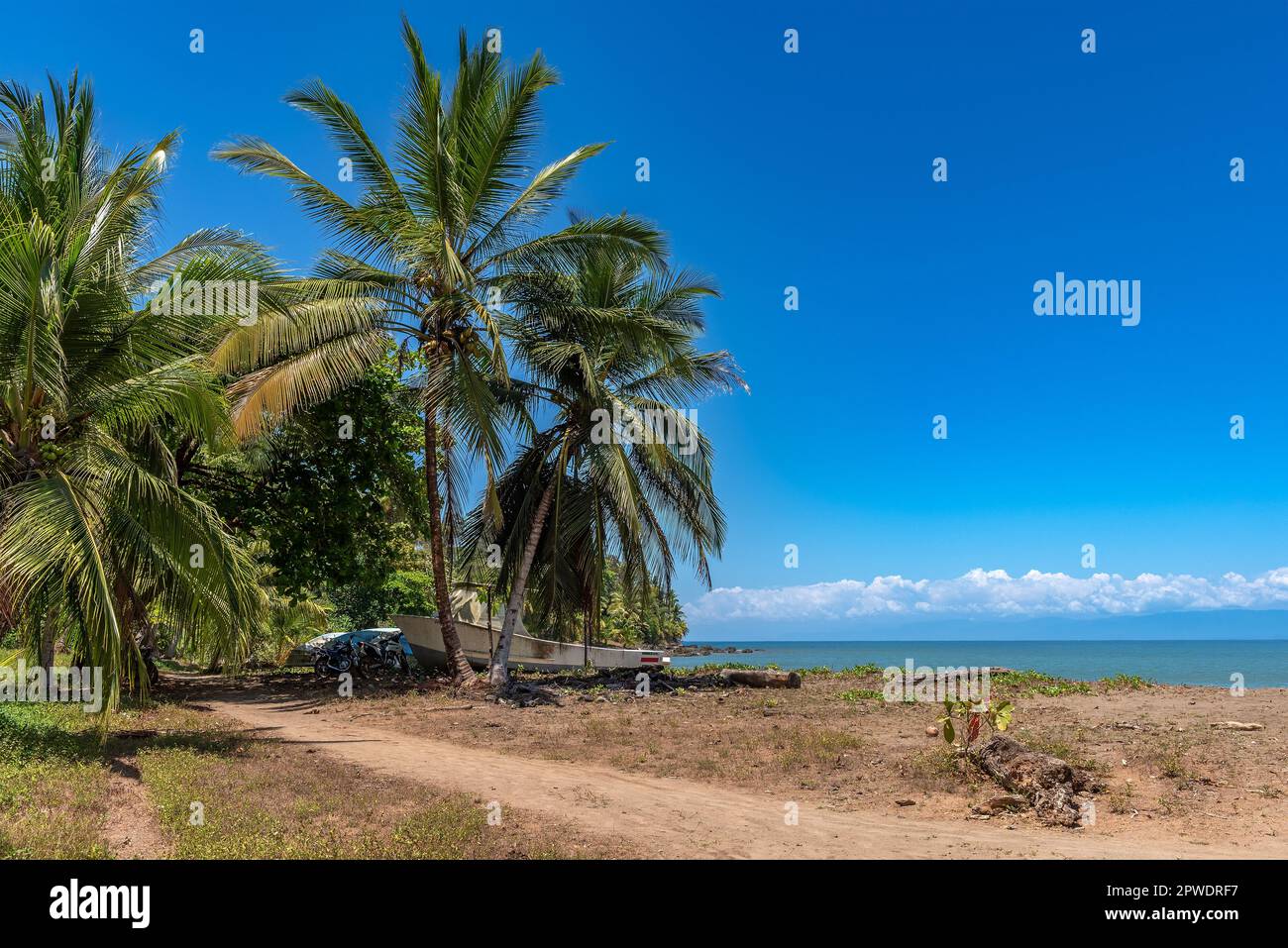 Spiaggia di sabbia della piccola città di Drake Bay, Puntarenas, Costa Rica Foto Stock