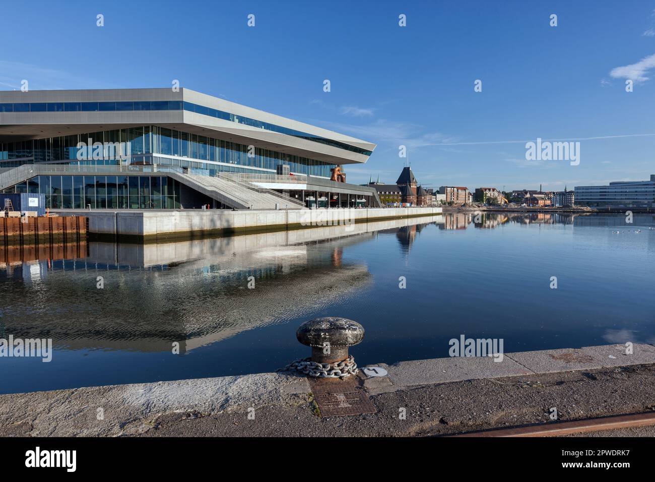 Dokk 1, centro culturale, biblioteca, caffè, edificio governativo a Hack Kampmanns Plads, sul tranquillo e tranquillo porto di fronte al Bassin 1, Aarhus Danimarca. Foto Stock