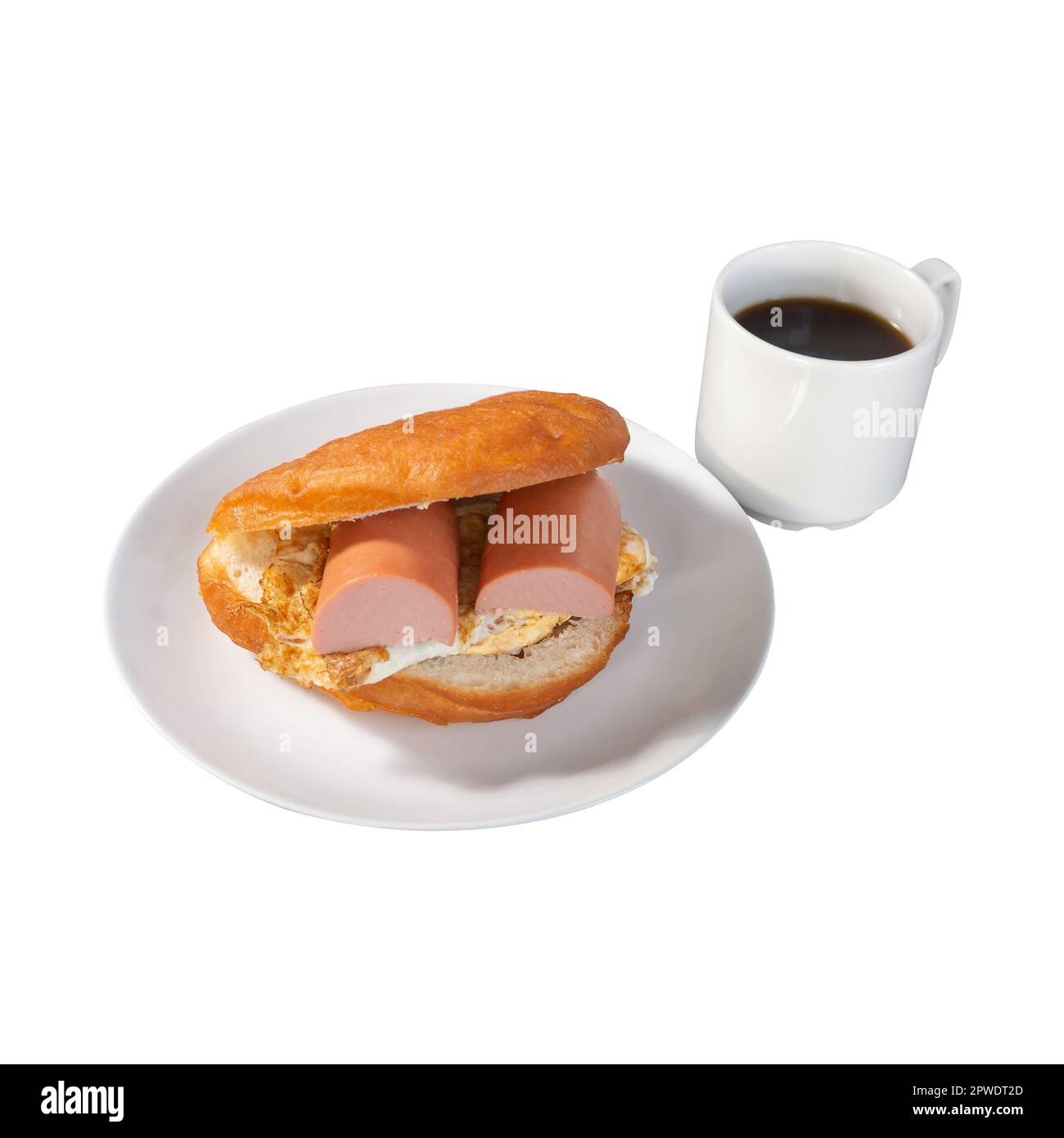 Torta di carne con salsiccia, uovo e una tazza di caffè nero su sfondo bianco Foto Stock