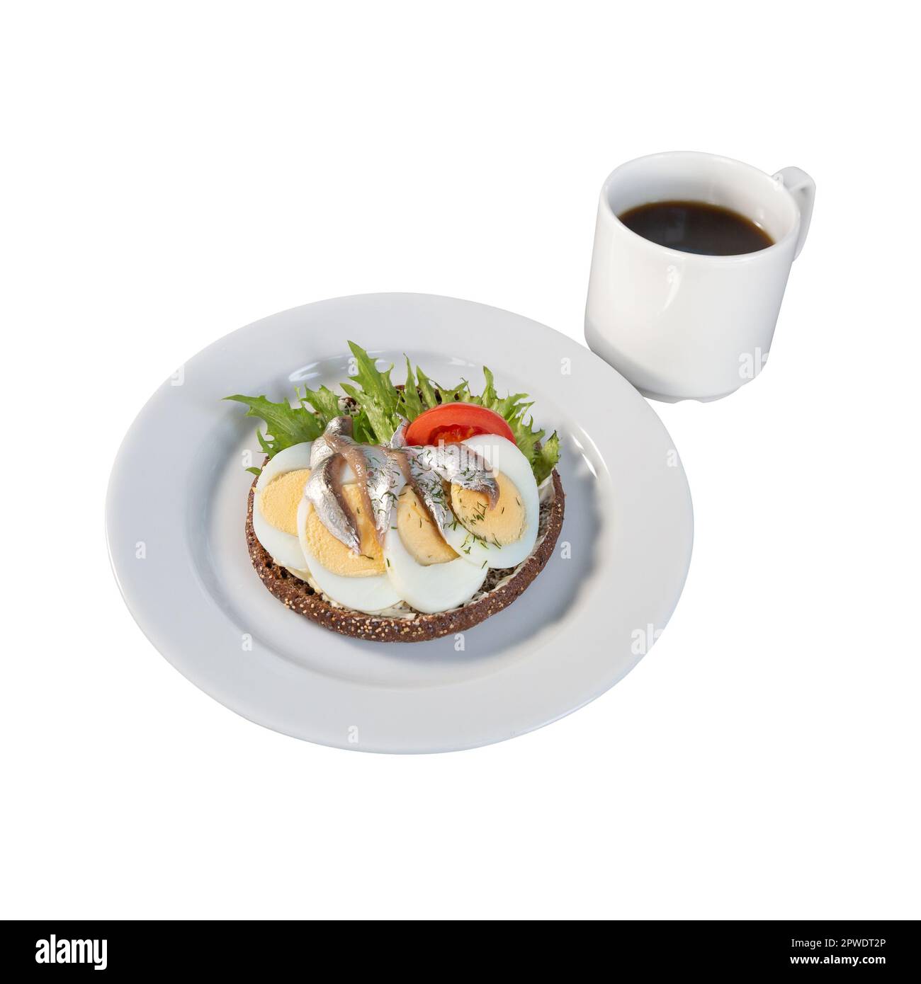 Pane di segale con acciughe, uova, verdure e una tazza di caffè su sfondo bianco. Foto Stock