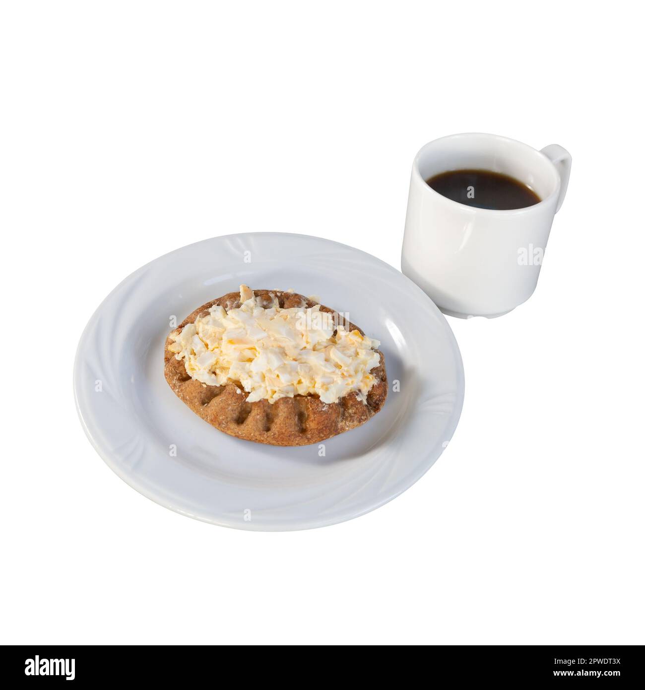Tradizionale pasta Karelian finlandese con burro d'uovo e una tazza di caffè nero. Foto Stock