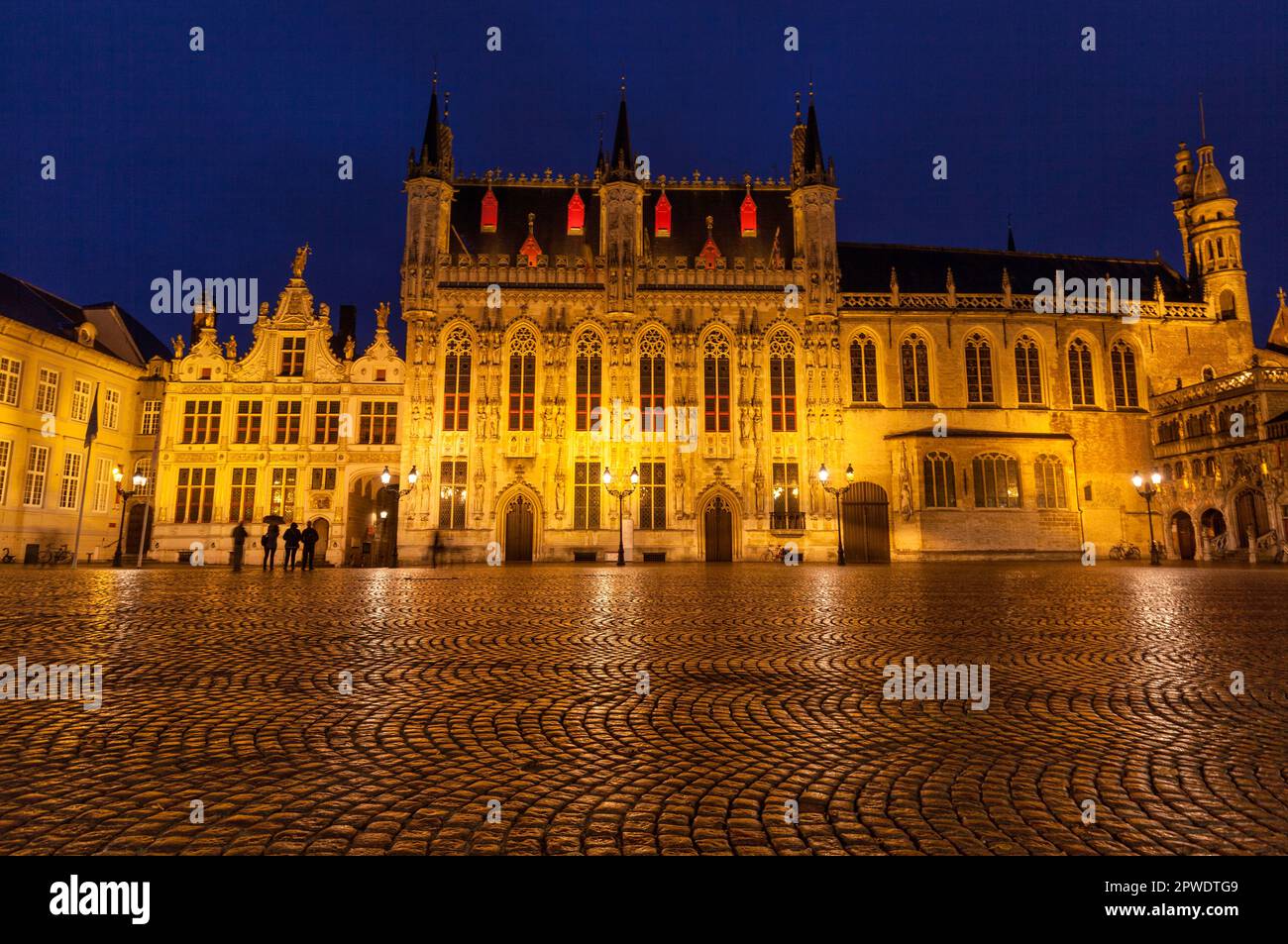 Storico tribunale provinciale di rinascita gotica - Provinciaal Hof nella piazza del mercato di Grote Markt al crepuscolo nel sito patrimonio dell'umanità dell'UNESCO, Bruges, Belgio Foto Stock