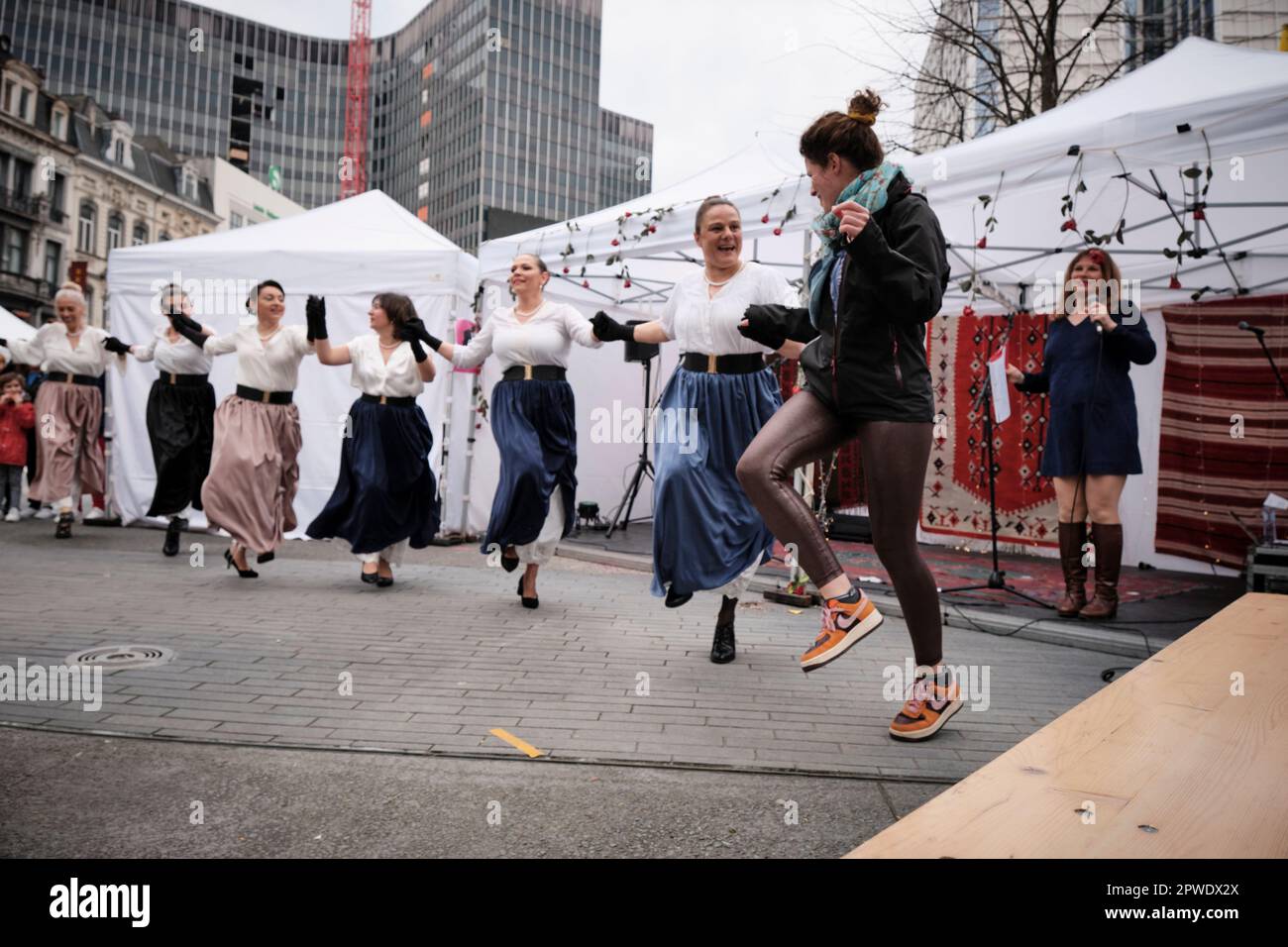 Balkan Trafik Festival, Bruxelles, Belgio 2023, donne che ballano musica etnica Foto Stock