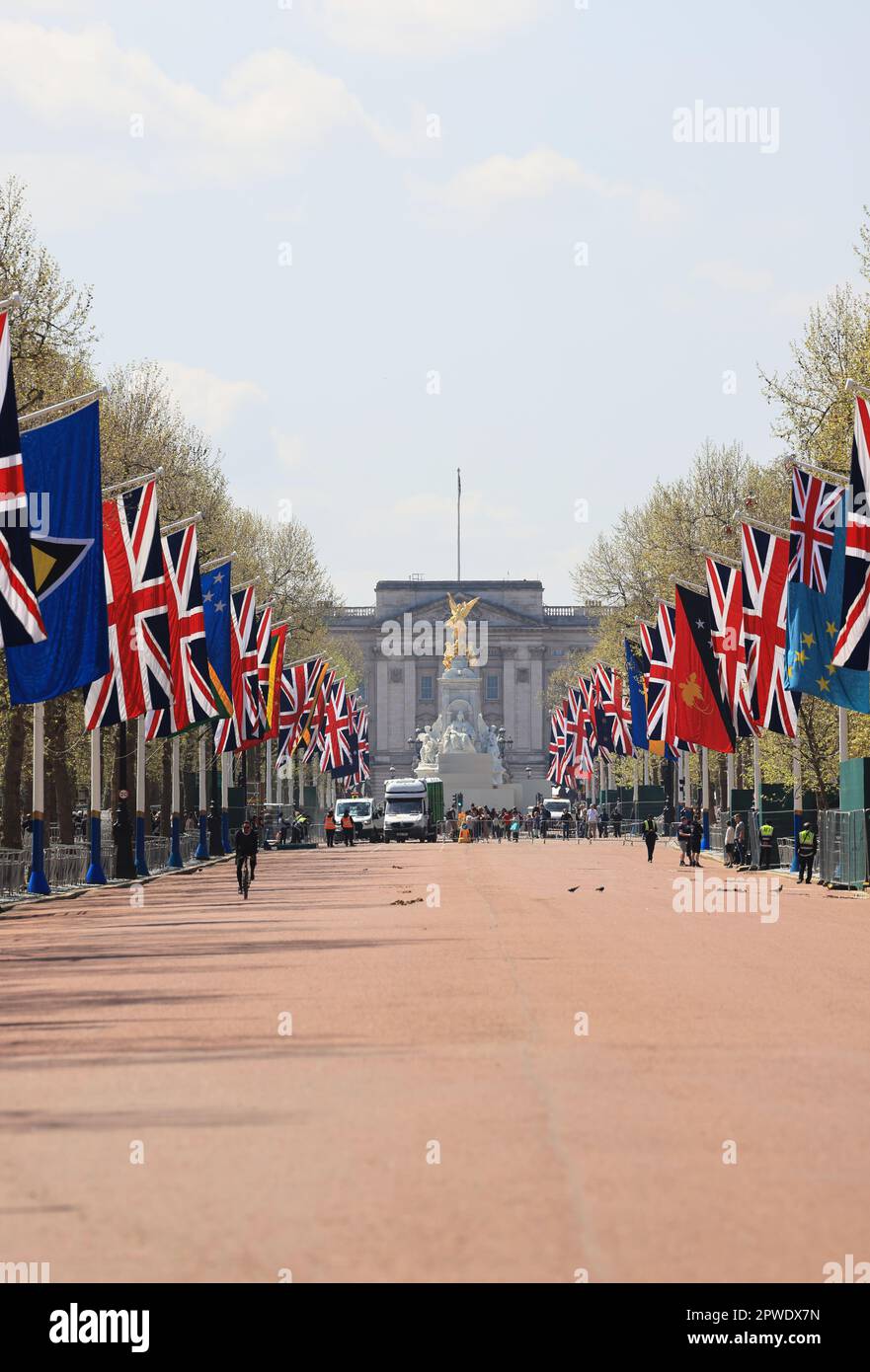 Con una settimana da andare i preparativi per l'incoronazione di Re Carlo III sono in pieno svolgimento in tutto il centro di Londra, Regno Unito Foto Stock