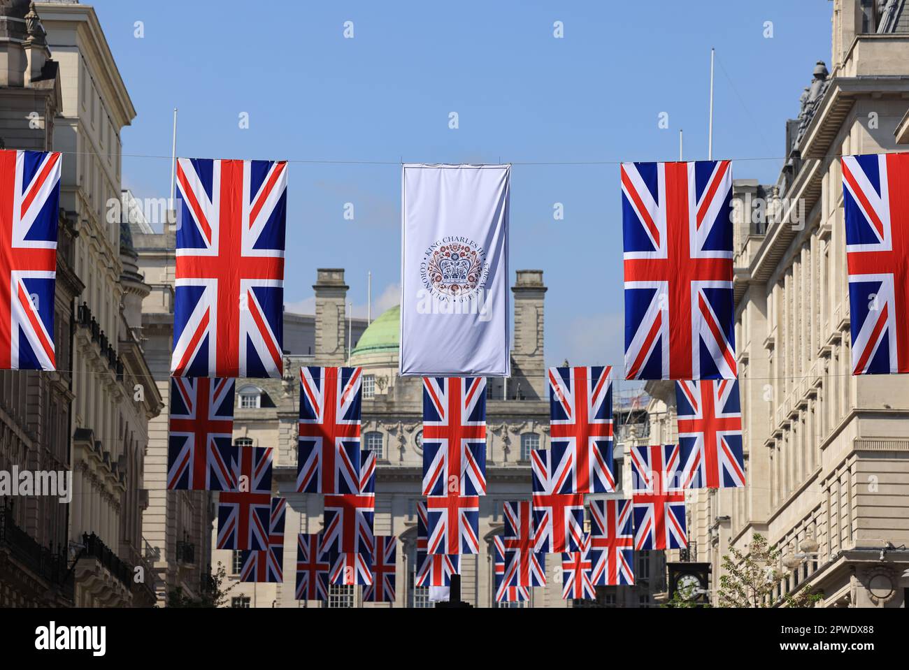 Con una settimana da andare i preparativi per l'incoronazione di Re Carlo III sono in pieno svolgimento in tutto il centro di Londra, Regno Unito Foto Stock