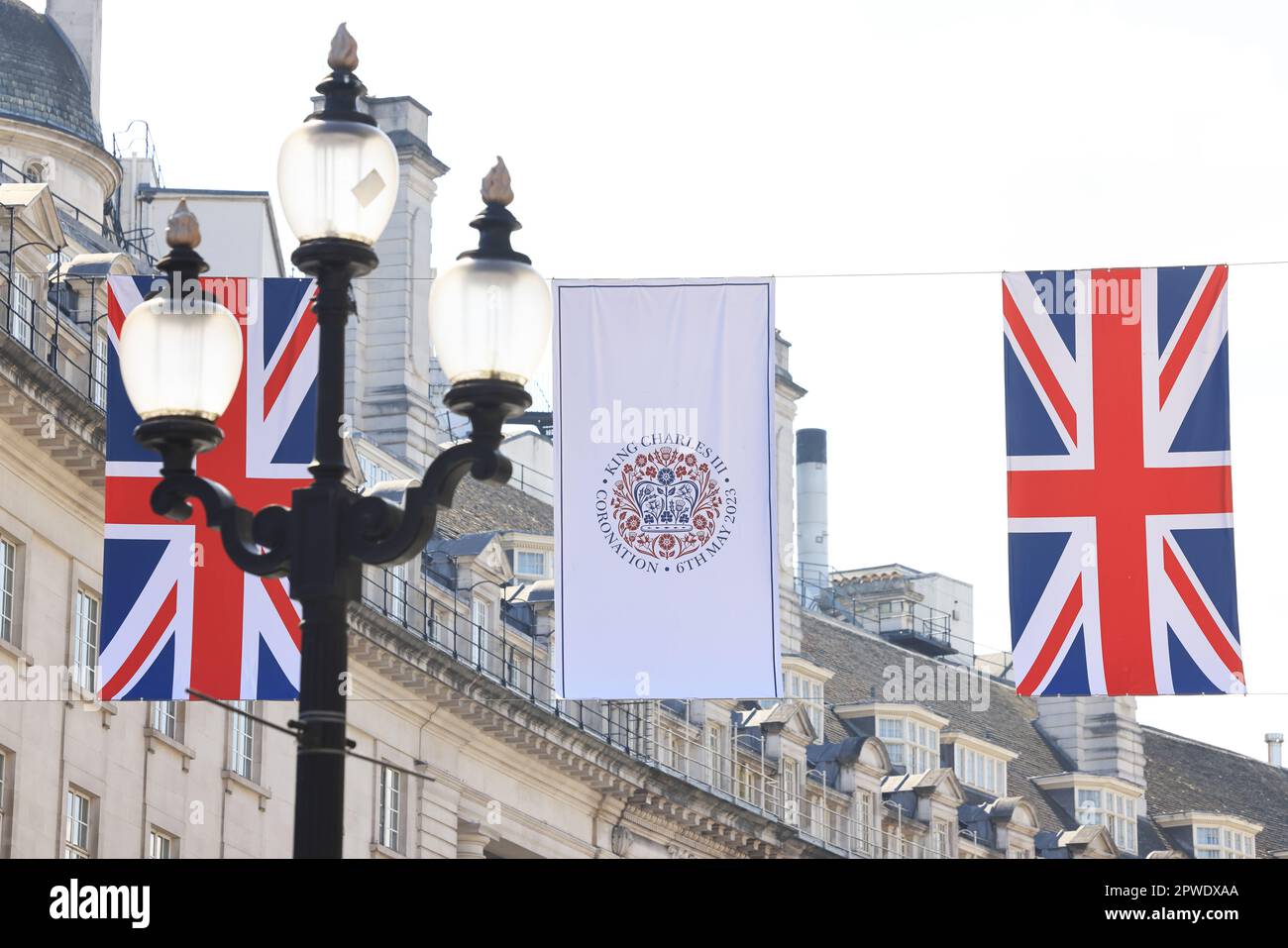 Con una settimana da andare i preparativi per l'incoronazione di Re Carlo III sono in pieno svolgimento in tutto il centro di Londra, Regno Unito Foto Stock