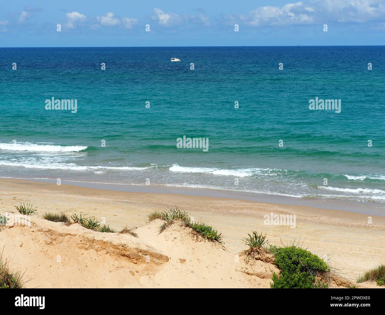 Spiaggia di sabbia e colori luminosi del Mar Mediterraneo in Israele. Foto Stock