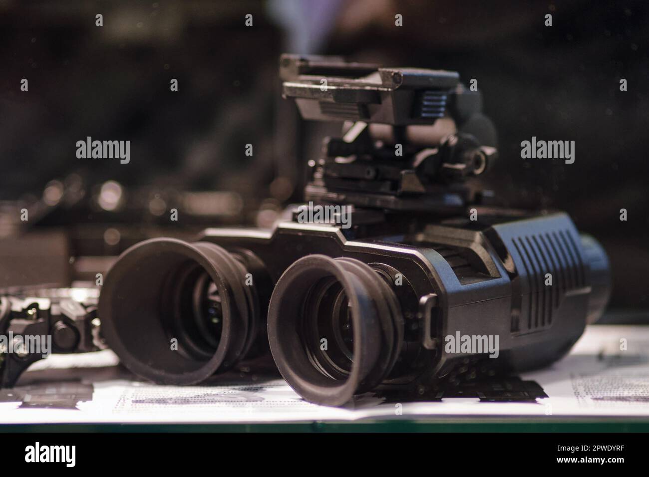 Binocoli neri dell'esercito, ottica ravvicinata Foto Stock