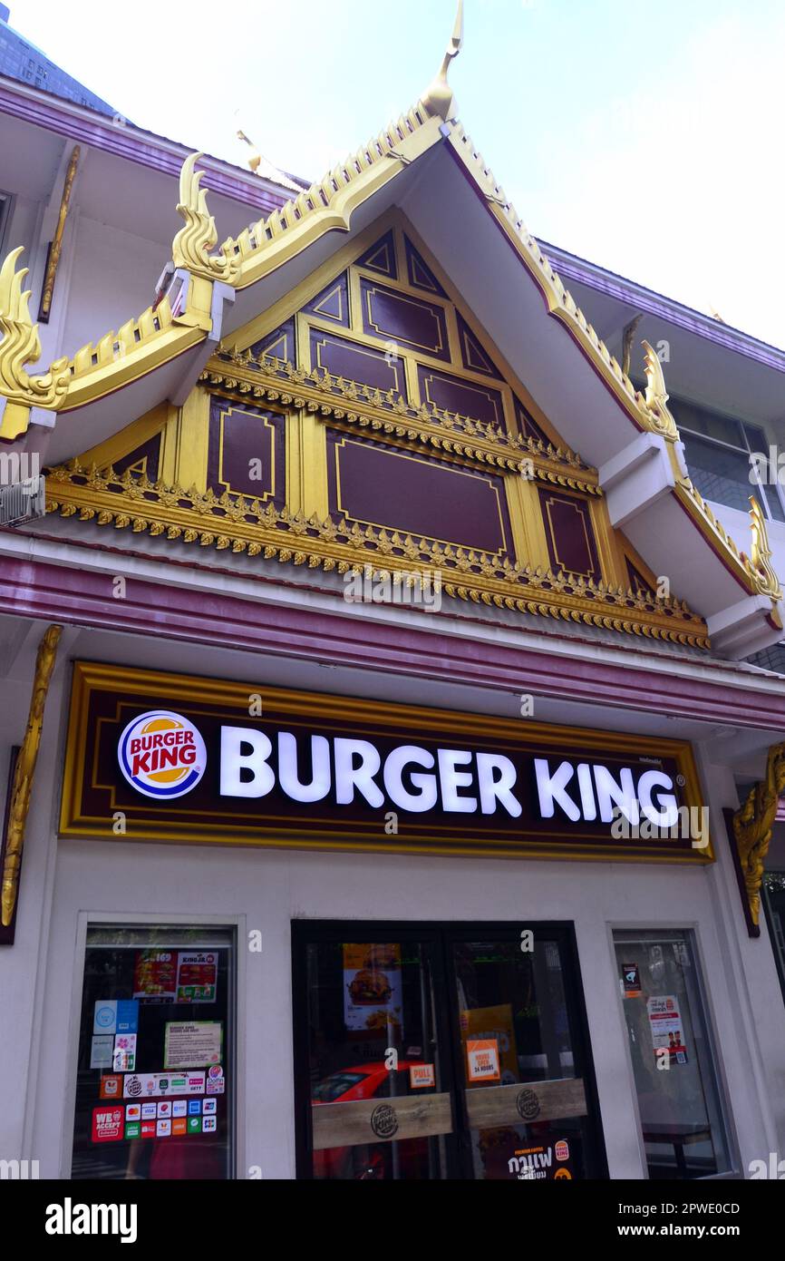 Un Burger King outlet sembra un tempio tailandese su Surawong Road a Bangkok, Thailandia. Foto Stock