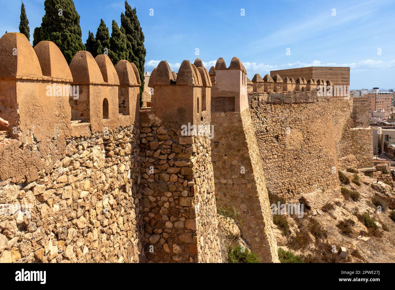 Muralla desde el interior de la Alcazaba de Almería, Andalucía, España Foto Stock