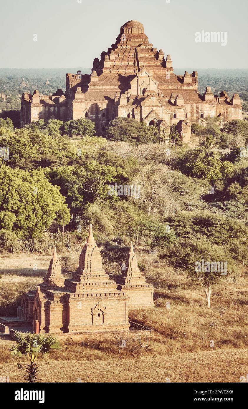 Templi di Bagan, città antica e patrimonio dell'umanità dell'UNESCO, tonalità cromatiche applicate, Myanmar. Foto Stock