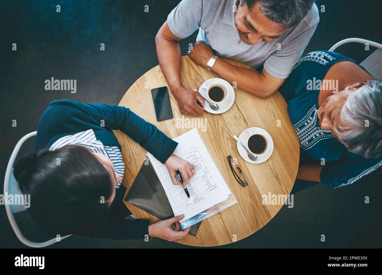 Preparazione e disposizioni. una coppia anziana che si riunisce con un consulente finanziario. Foto Stock