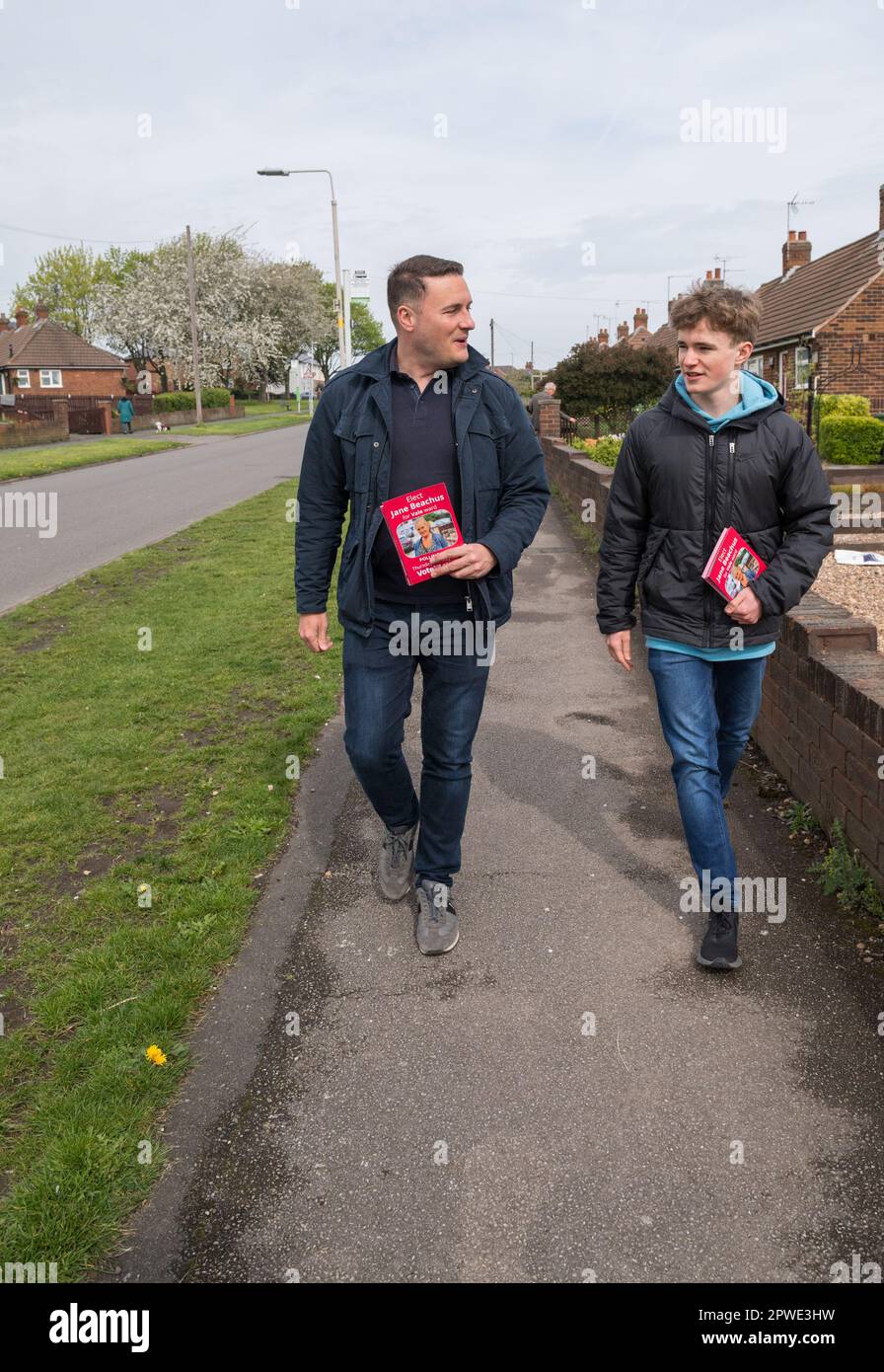 Mansfield Woodhouse, Nottinghamshire, Inghilterra, Regno Unito. 30th Apr, 2023. WES Streeting Labour Party M.P. per ilford North e Shadow Secretary of state for Health and Social Care, che si batte nelle elezioni locali. Il che implica la consultazione di fogli, il bussare di porta e parlare con le residenze locali con solo 4 giorni per andare prima delle elezioni locali del 4th maggio. Credit: Alan Beastall/Alamy Live News Foto Stock