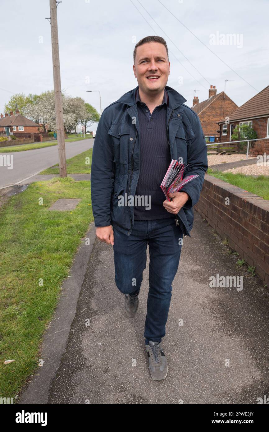 Mansfield Woodhouse, Nottinghamshire, Inghilterra, Regno Unito. 30th Apr, 2023. WES Streeting Labour Party M.P. per ilford North e Shadow Secretary of state for Health and Social Care, che si batte nelle elezioni locali. Il che implica la consultazione di fogli, il bussare di porta e parlare con le residenze locali con solo 4 giorni per andare prima delle elezioni locali del 4th maggio. Credit: Alan Beastall/Alamy Live News Foto Stock