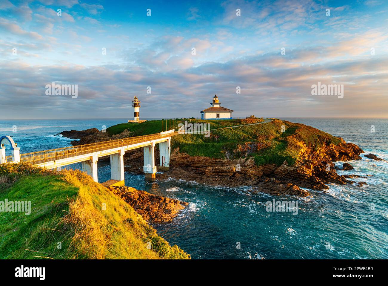 La splendida Illa Pancha e il suo faro a Ribadeo, sulla costa settentrionale della Spagna. Conosciuto anche come il faro di Isla Poncha e Ribadeo Foto Stock