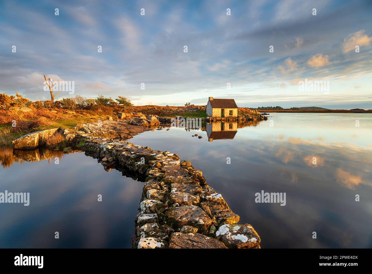 Una capanna di pesca su un lago a Screebe in Connemara; Parco Nazionale nella parte occidentale dell'Irlanda Foto Stock