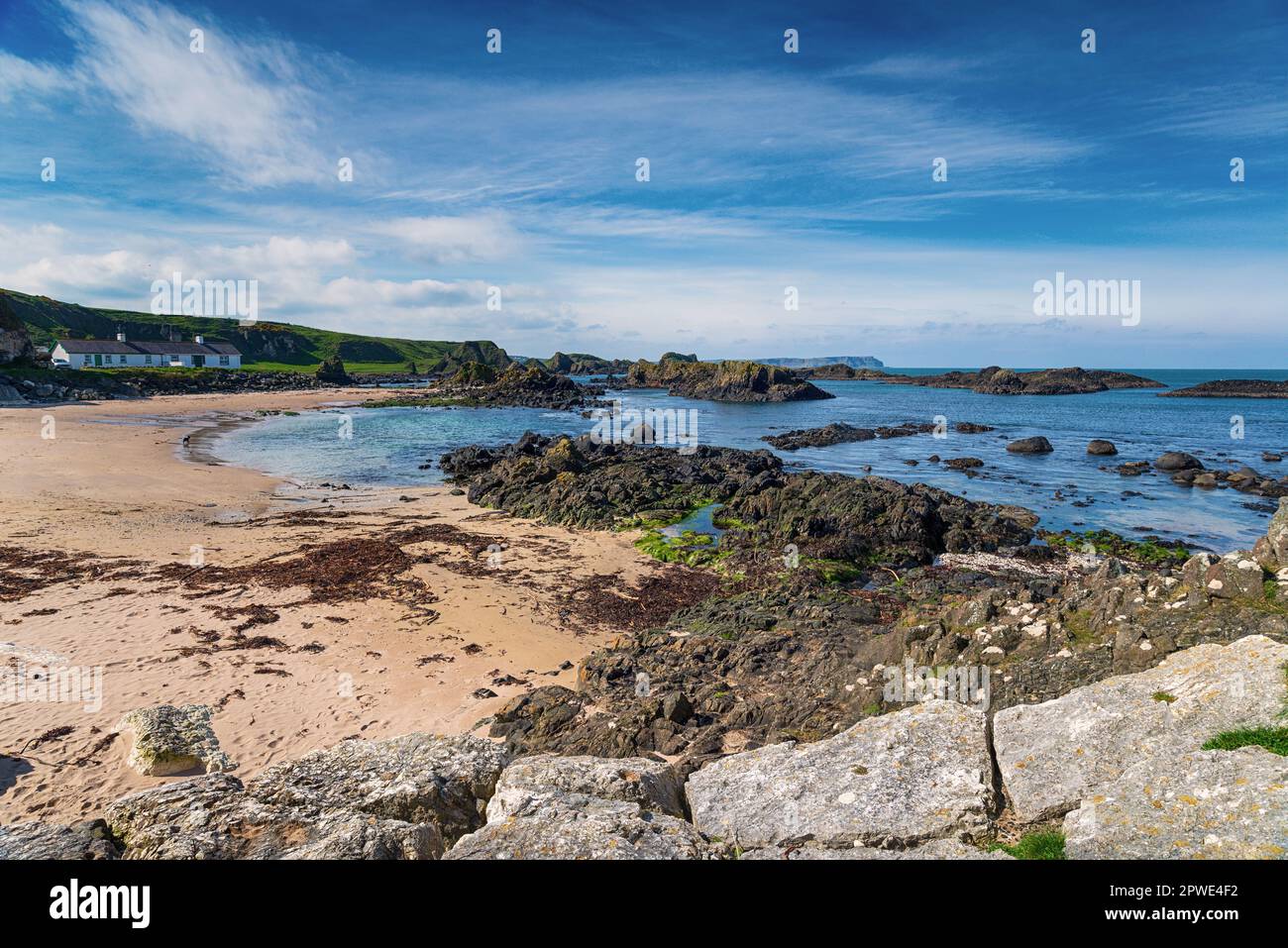 Porto di Ballintoy nella contea di Antrim sulla costa dell'Irlanda del Nord Foto Stock
