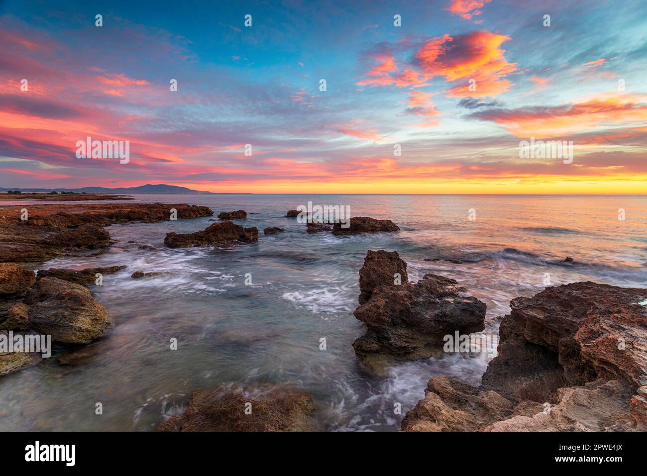 Vivace alba sulla spiaggia di Torre de la SAL sulla costa mediterranea della Spagna Foto Stock