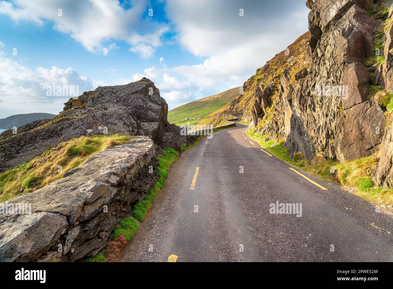 La spettacolare Slea Head Drive strada costiera sulla Wild Atlantic Way itinerario turistico sulla Dingle Penisula nella contea di Kerry sulla costa occidentale dell'Irlanda Foto Stock