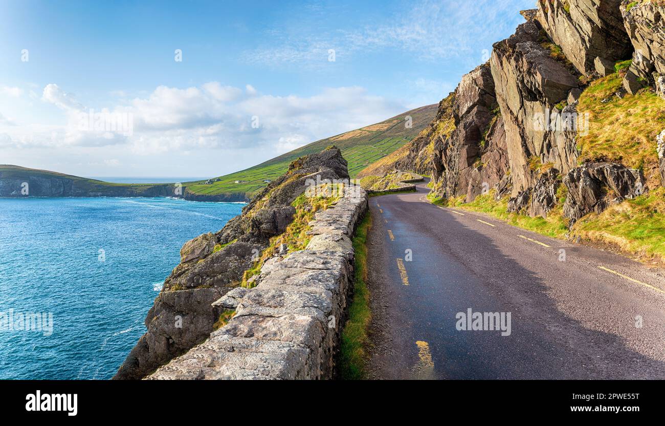 Slea Head Drive strada costiera sul percorso turistico Wild Atlantic Way sulla Dingle Penisula nella contea di Kerry sulla costa occidentale dell'Irlanda Foto Stock