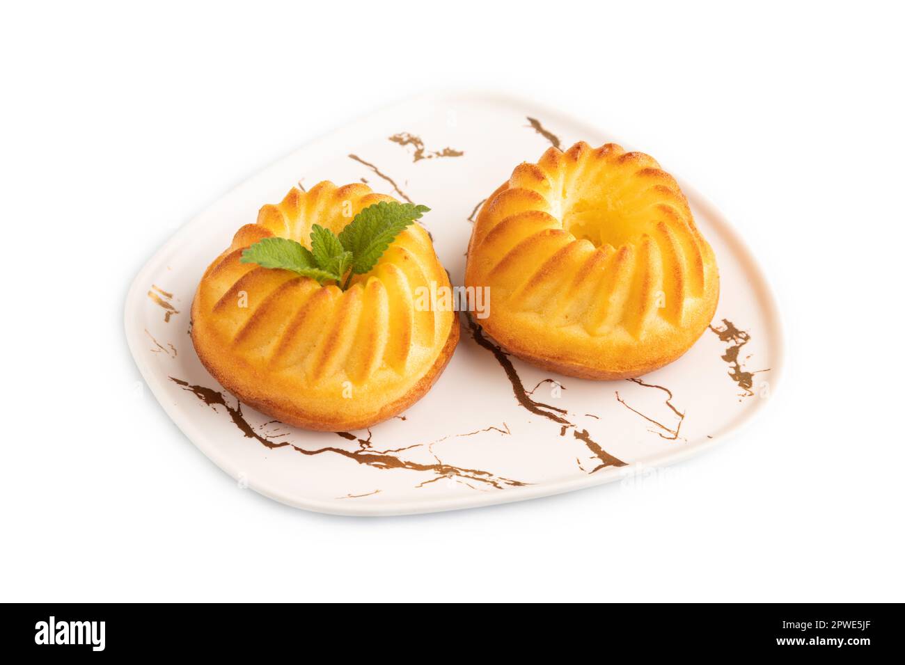 Cheesecake di semola isolato su sfondo bianco. vista laterale, primo piano. Foto Stock