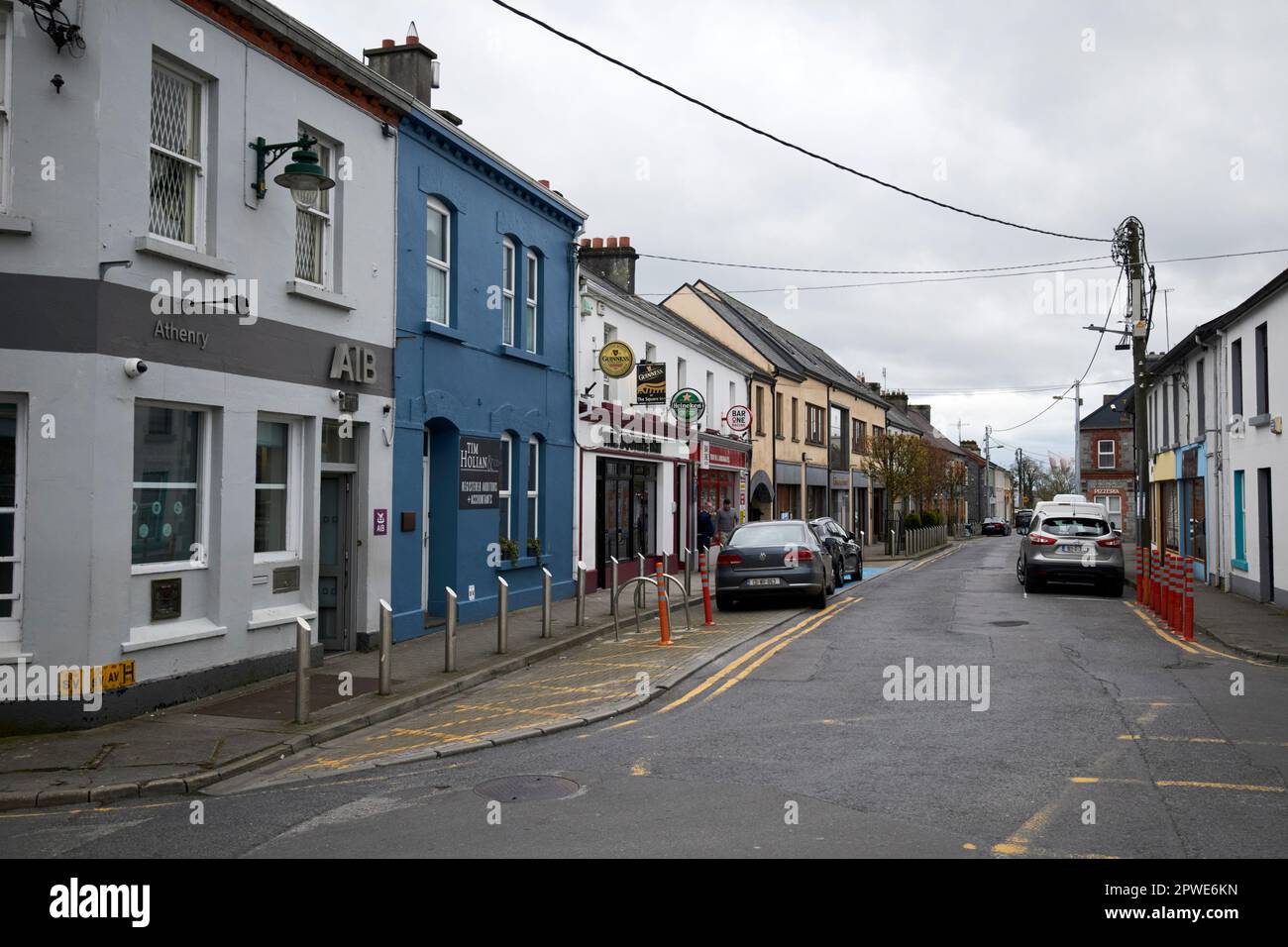 attraversa la strada nel centro storico della contea di athenry, galway, repubblica d'irlanda Foto Stock