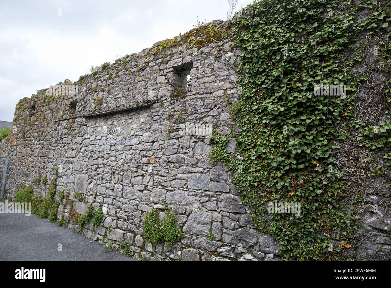 il vecchio muro di pietra rimane sulla strada trasversale athenry county galway repubblica d'irlanda Foto Stock