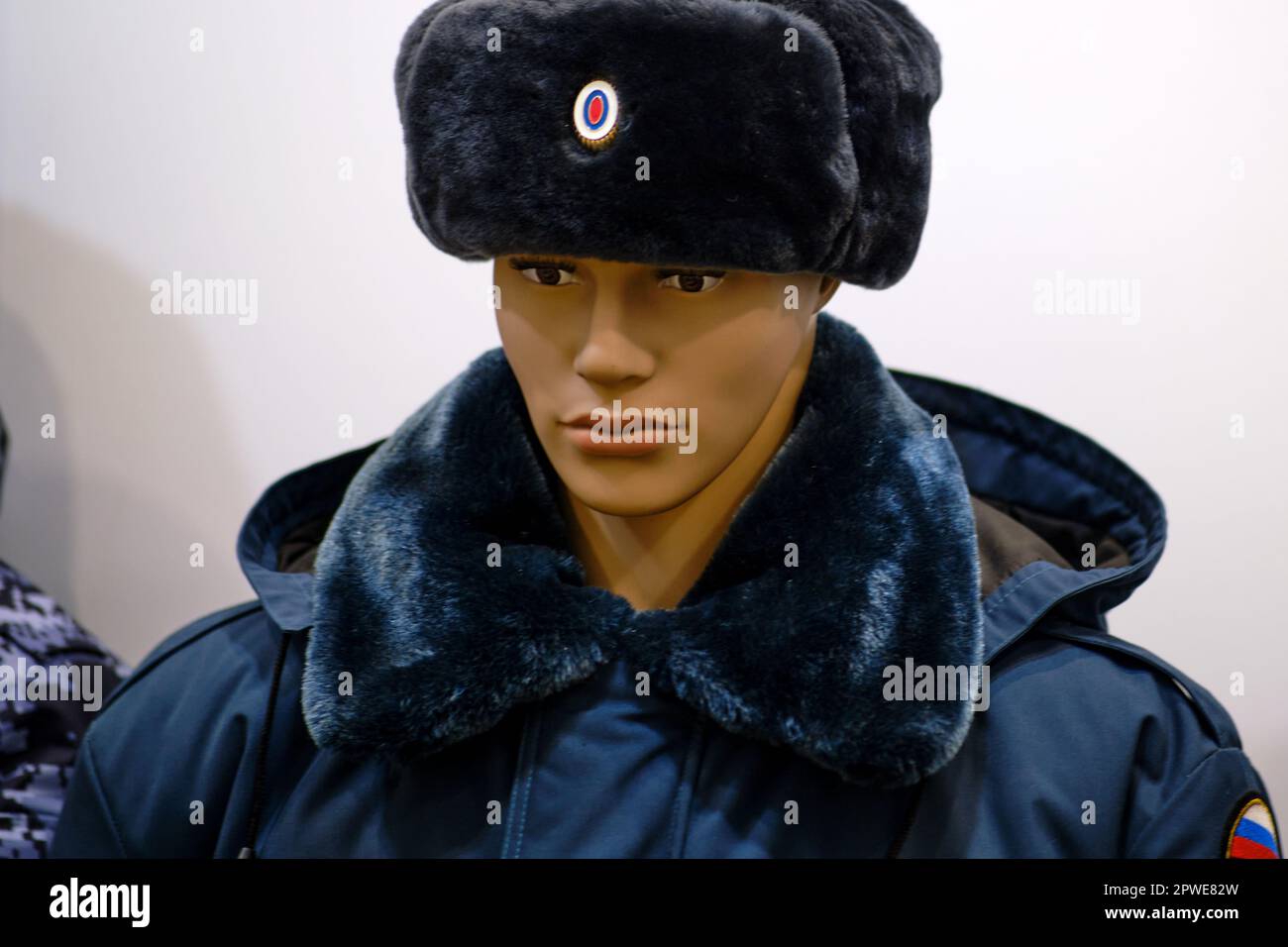 Polizia militare uniforme su un manichino come campione per la vendita in un negozio. Un headdress dell'esercito indossato su una polizia - Mosca, Russia, 21 aprile 2023 Foto Stock