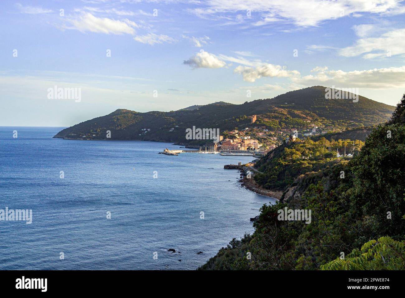 Vista sulla baia di Rio Marina, storica città mineraria, isola d'Elba, Italia Foto Stock