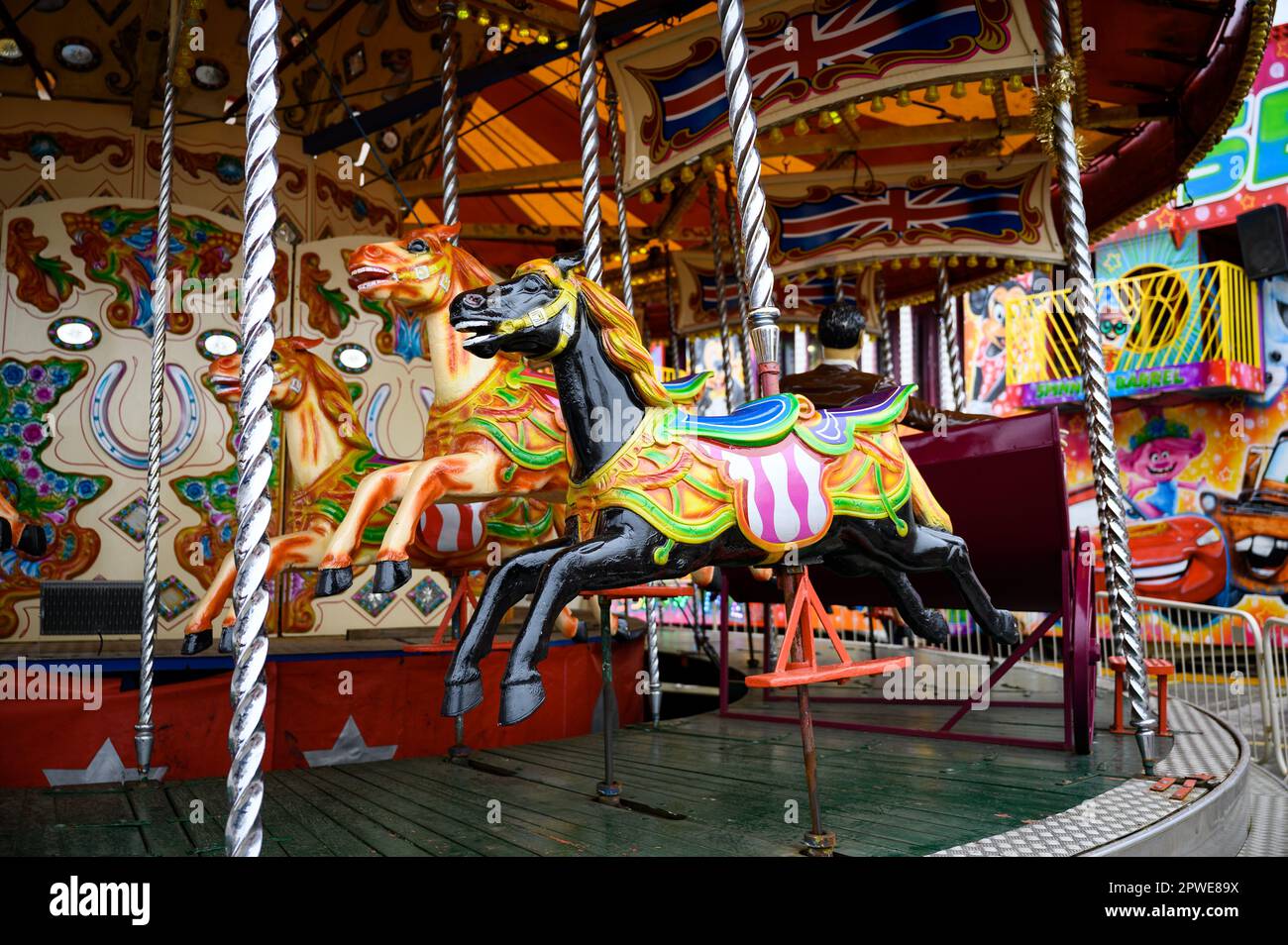Giorno British colorato carnevale fiera giostre parco divertimenti Foto Stock