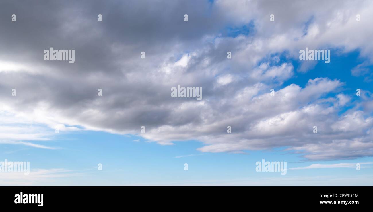 Nuvole grigie nel cielo. Cielo spettacolare, paesaggio. Il cielo è come uno sfondo. Uno spazio di copia. Nuvole bianche e cielo blu Foto Stock