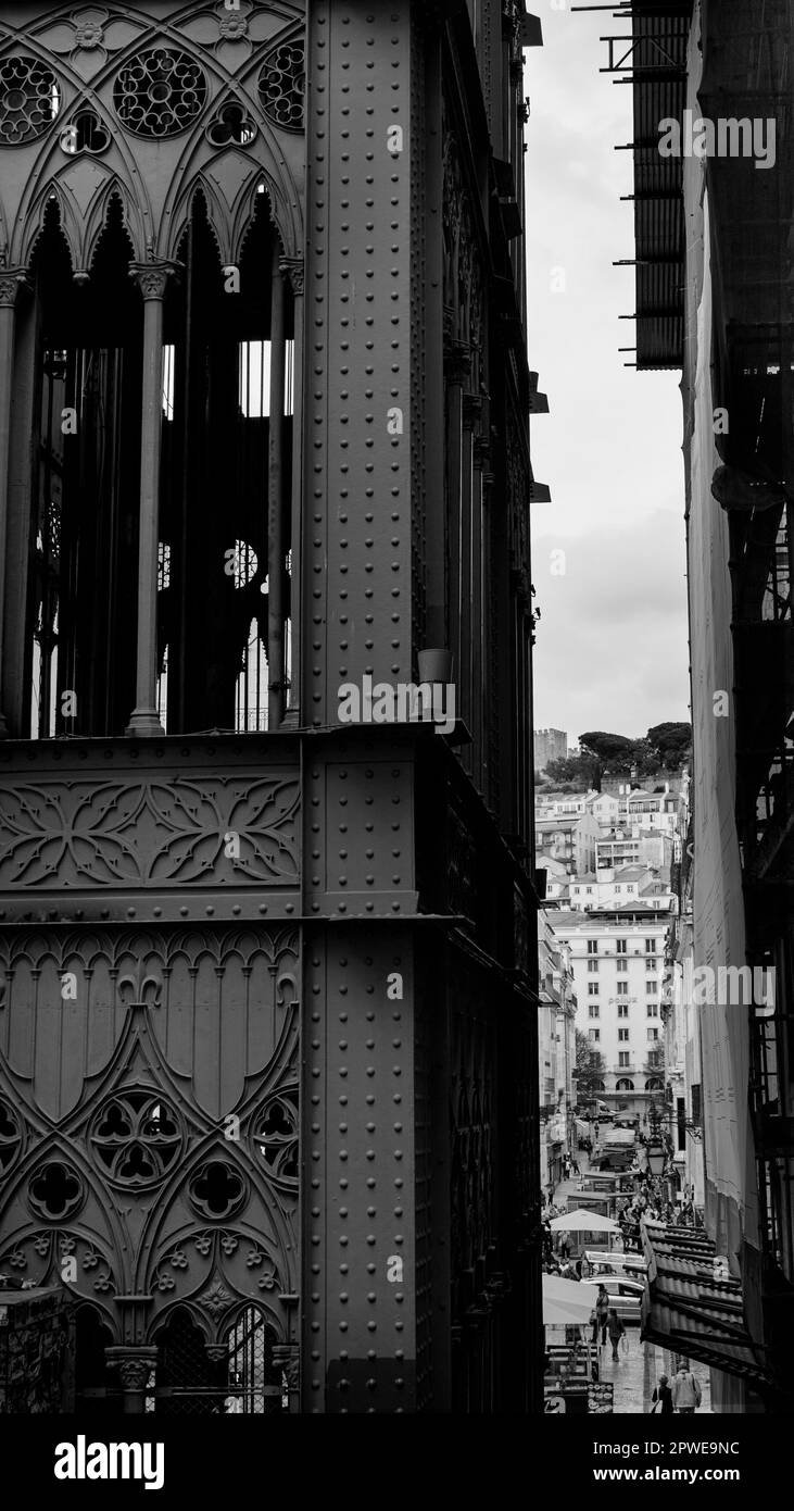 Guardando in su all'elevatore de Santa Justa, un elevatore di ferro di 100 anni-vecchio, Liston, Portogallo Foto Stock