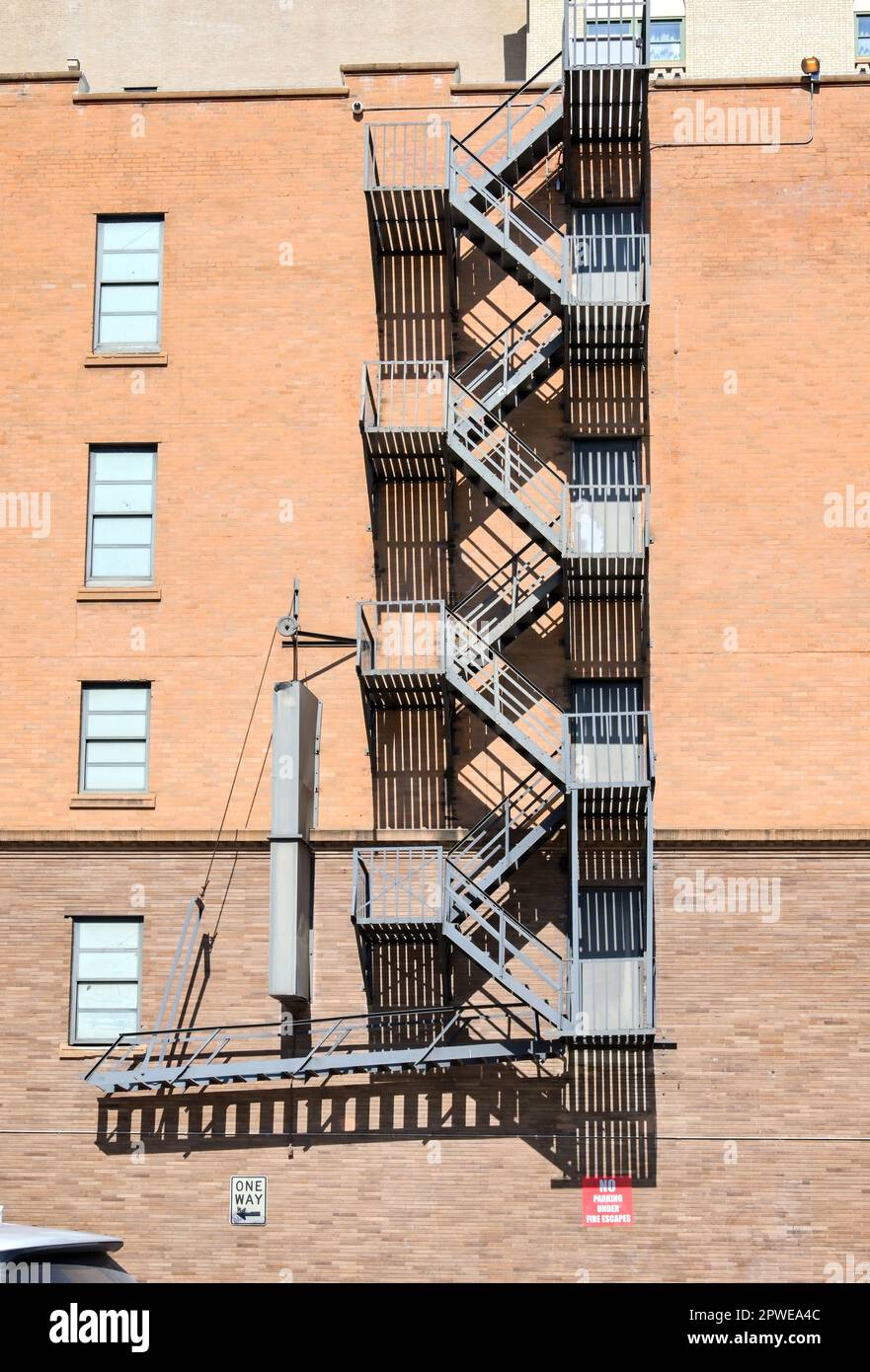 San Antonio, Texas, USA - Febbraio 2023: Fuga di metallo fuoco sul lato di un edificio a più piani nel centro della città Foto Stock