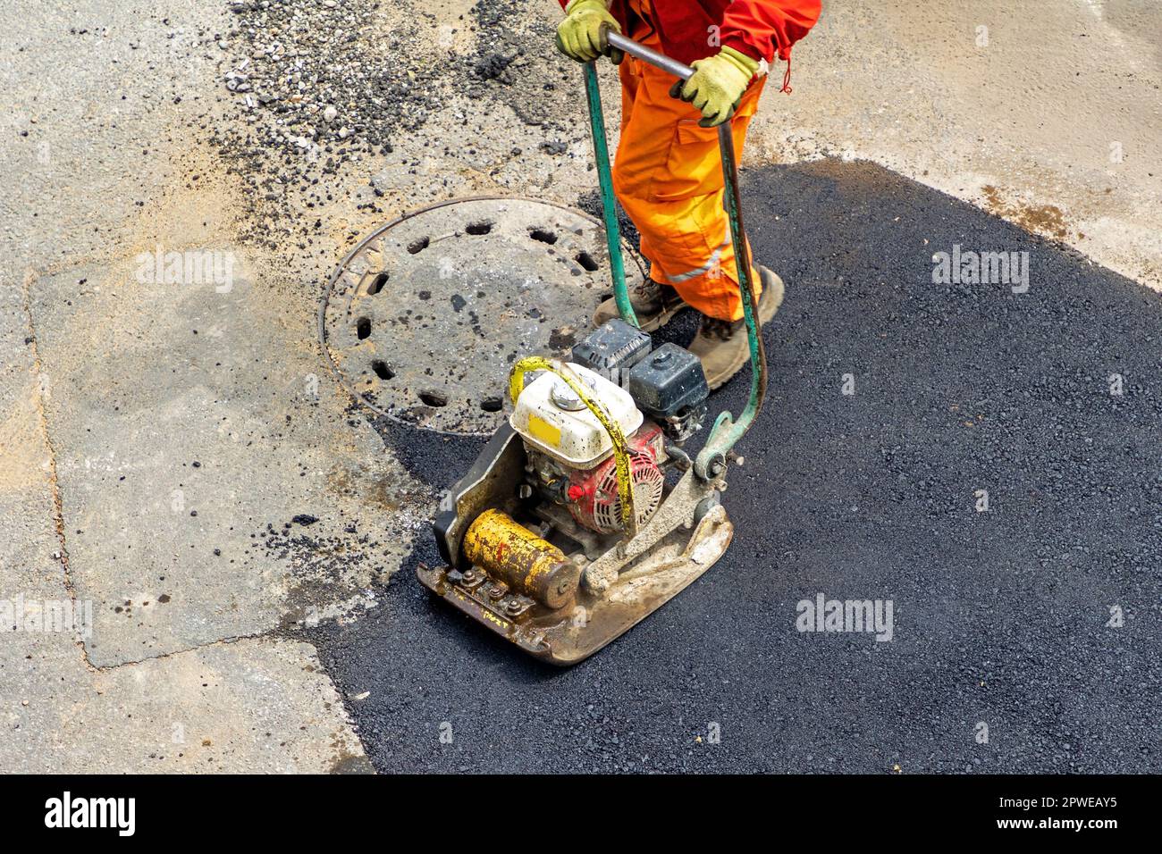 Macchina compattatrice a piastre vibranti per lavori di pavimentazione stradale Foto Stock