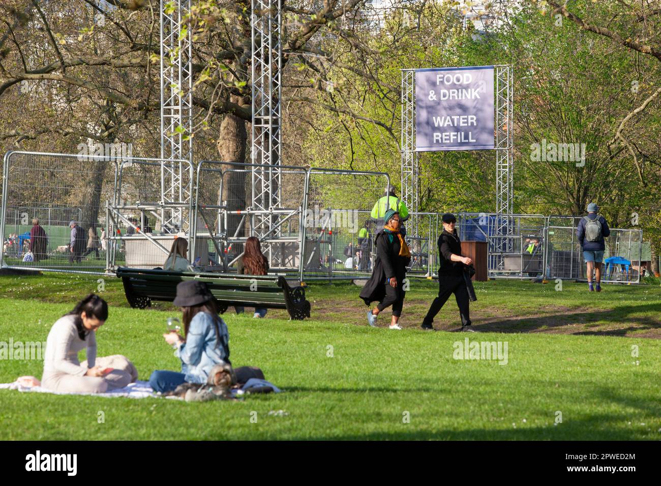 Londra, Regno Unito. 29th Apr, 2023. Nel Green Park di Londra sono in corso i preparativi per l'incoronazione di Re Carlo III, a meno di una settimana di distanza. L'impalcatura contiene segnali che sabato 6 maggio guideranno i visitatori ai servizi di cui hanno bisogno. In loco sono già presenti guardie di sicurezza aggiuntive e una grande area è stata recintata per contenere un'area media. Credit: Anna Watson/Alamy Live News Foto Stock