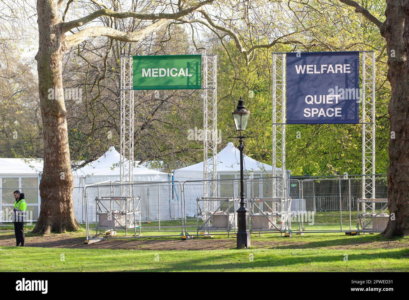 Londra, Regno Unito. 29th Apr, 2023. Nel Green Park di Londra sono in corso i preparativi per l'incoronazione di Re Carlo III, a meno di una settimana di distanza. L'impalcatura contiene segnali che sabato 6 maggio guideranno i visitatori ai servizi di cui hanno bisogno. In loco sono già presenti guardie di sicurezza aggiuntive e una grande area è stata recintata per contenere un'area media. Credit: Anna Watson/Alamy Live News Foto Stock