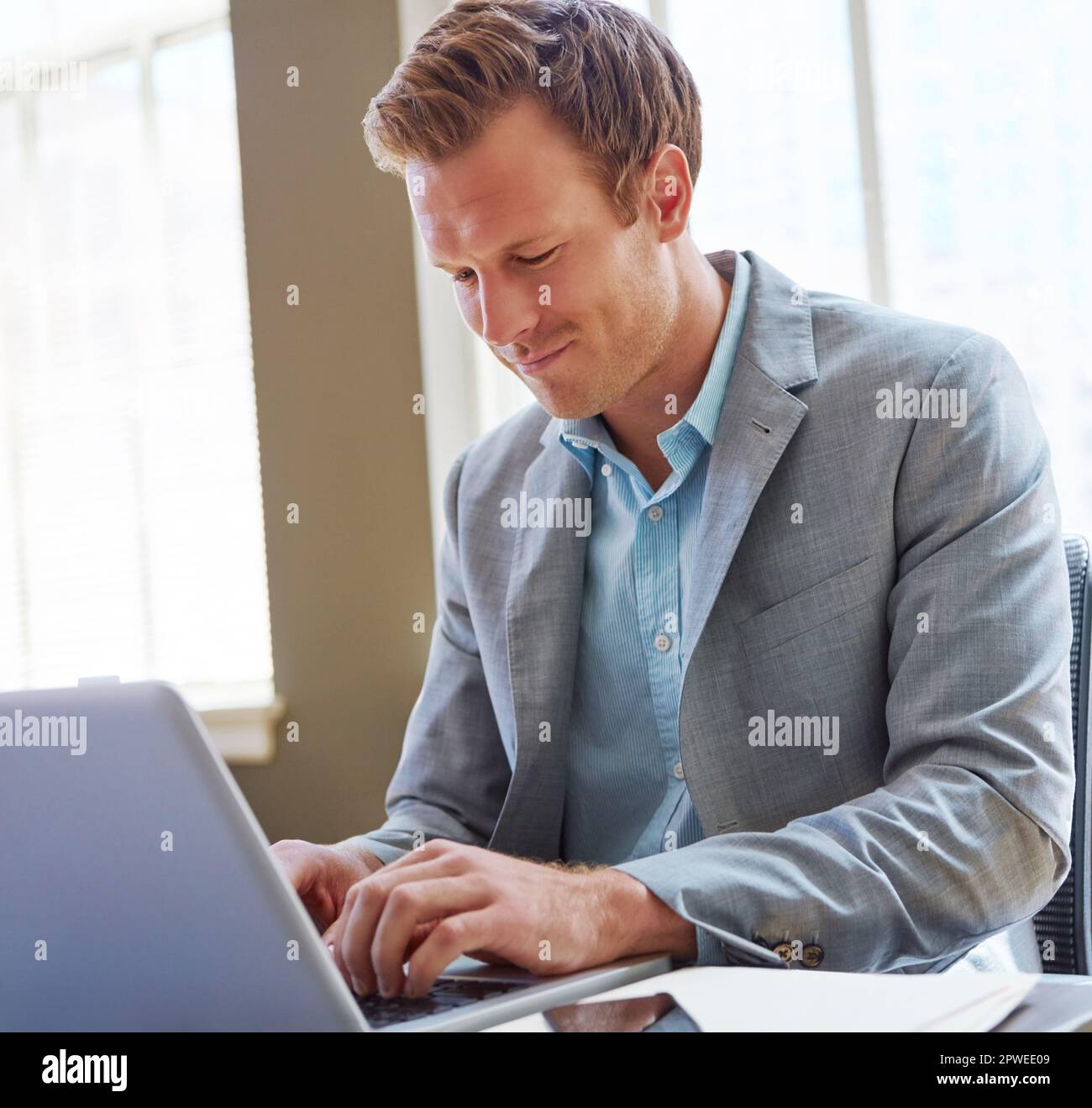 La sua motivazione non si ferma mai. un uomo d'affari che lavora nel suo ufficio. Foto Stock