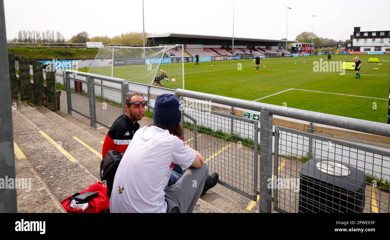Lewes, Regno Unito. 30th Apr, 2023. Lewes, Inghilterra, 30th 2023 aprile: I fan di Lewes chiacchierano mentre i giocatori di Lewes si scaldano prima della partita di football del Campionato fa Womens tra Lewes e Durham al Dripping Pan di Lewes, Inghilterra. (James Whitehead/SPP) Credit: SPP Sport Press Photo. /Alamy Live News Foto Stock