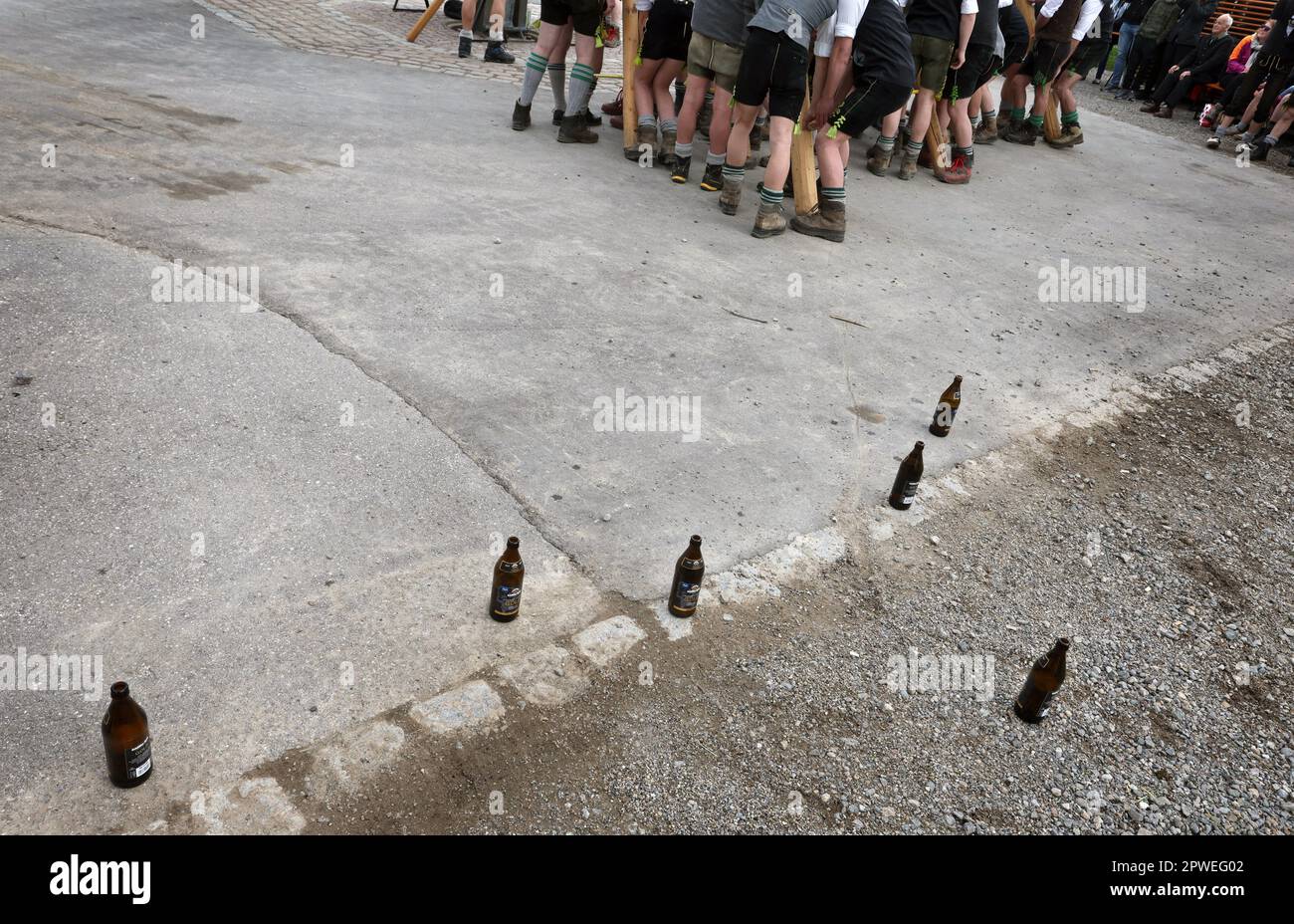 Immenstadt, Germania. 30th Apr, 2023. I membri dei club locali, hanno messo un maypole dietro le bottiglie di birra in piedi per terra, con l'aiuto di pali di legno. Credit: Karl-Josef Hildenbrand/dpa/Alamy Live News Foto Stock